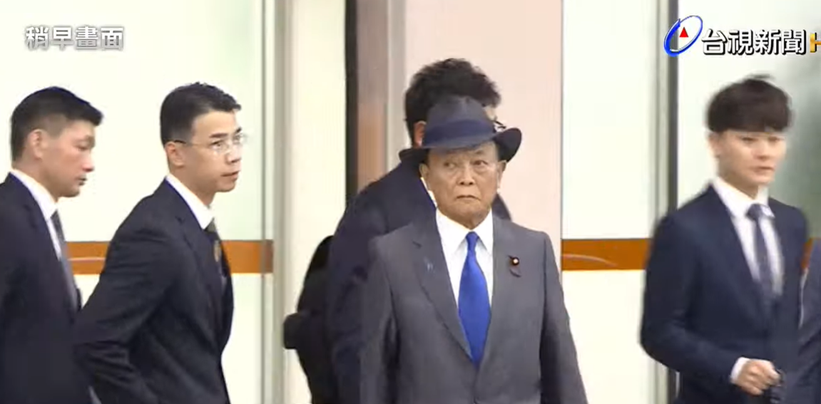 麻生太郎抵達松山機場。（翻自台視YT畫面）
