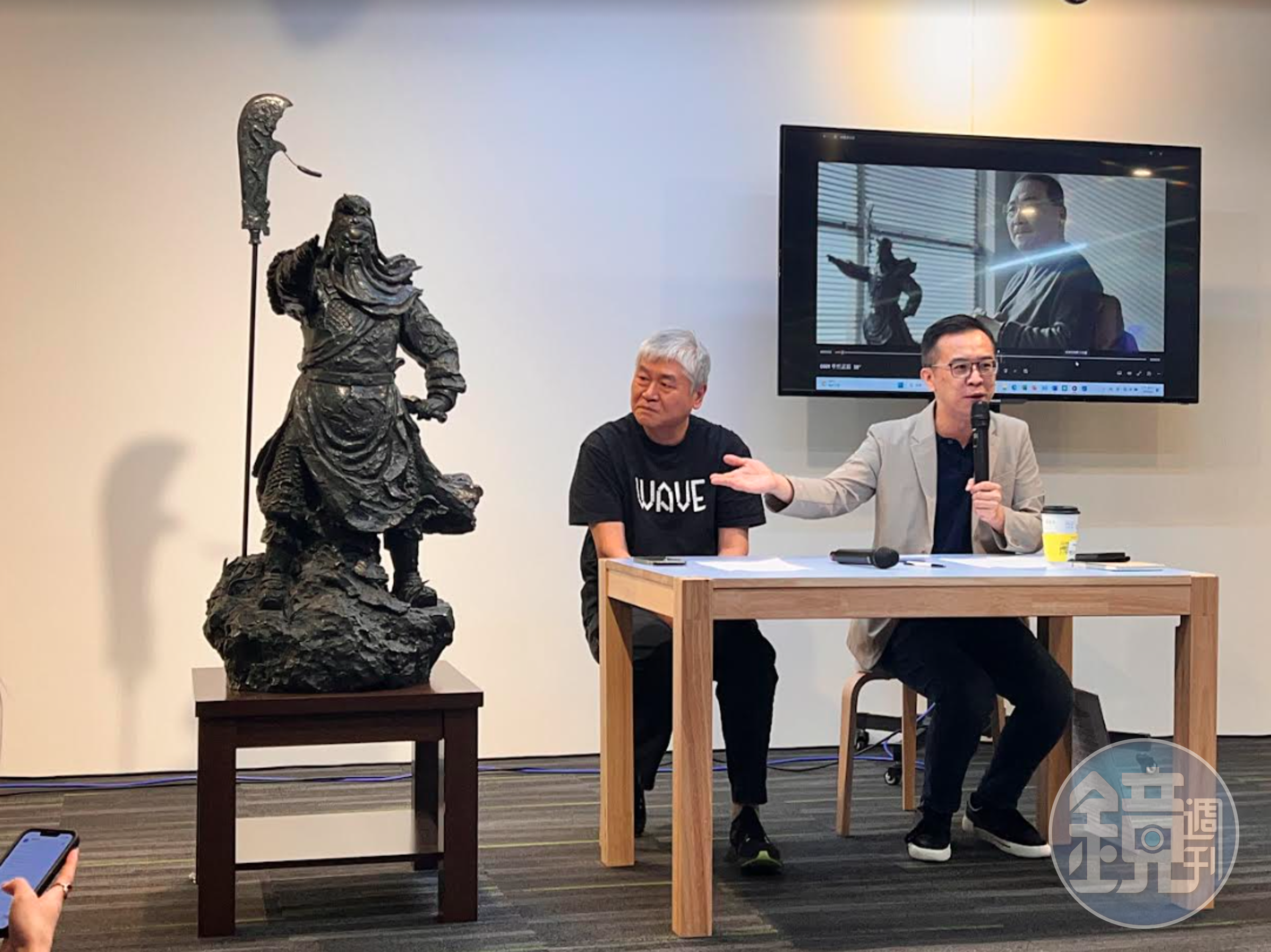 侯辦競辦文宣組召集人陳國君（左）、發言人黃子哲（右）上午共同召開記者會，將大型關公像請到記者會現場，發表2支侯友宜談關公的短影片。