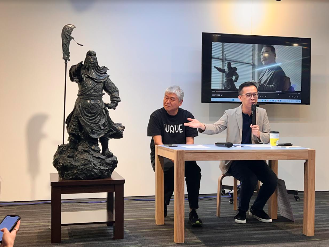 侯辦競辦文宣組召集人陳國君（左）、發言人黃子哲（右）上午共同召開記者會，將大型關公像請到記者會現場，發表2支侯友宜談關公的短影片。