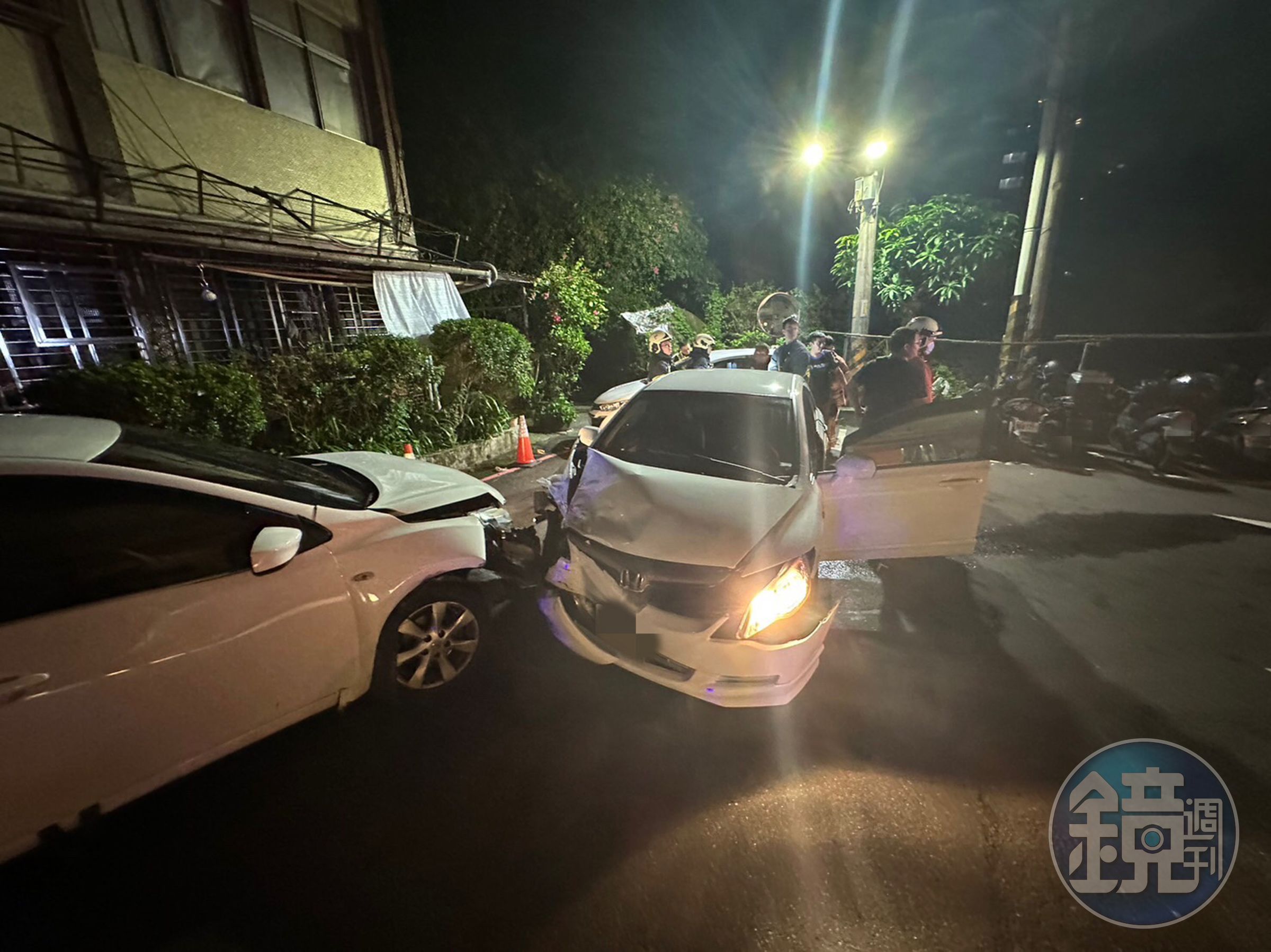 3車連環撞導致車輛多處毀損。（翻攝畫面）