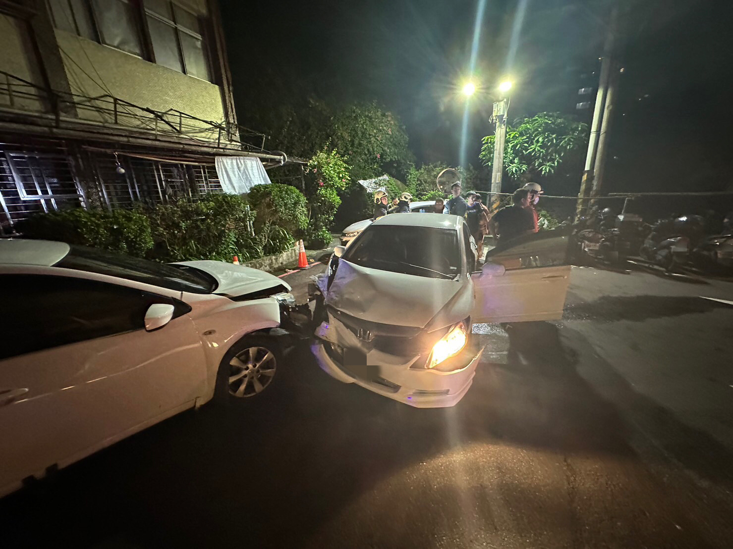 3車連環撞導致車輛多處毀損。（翻攝畫面）
