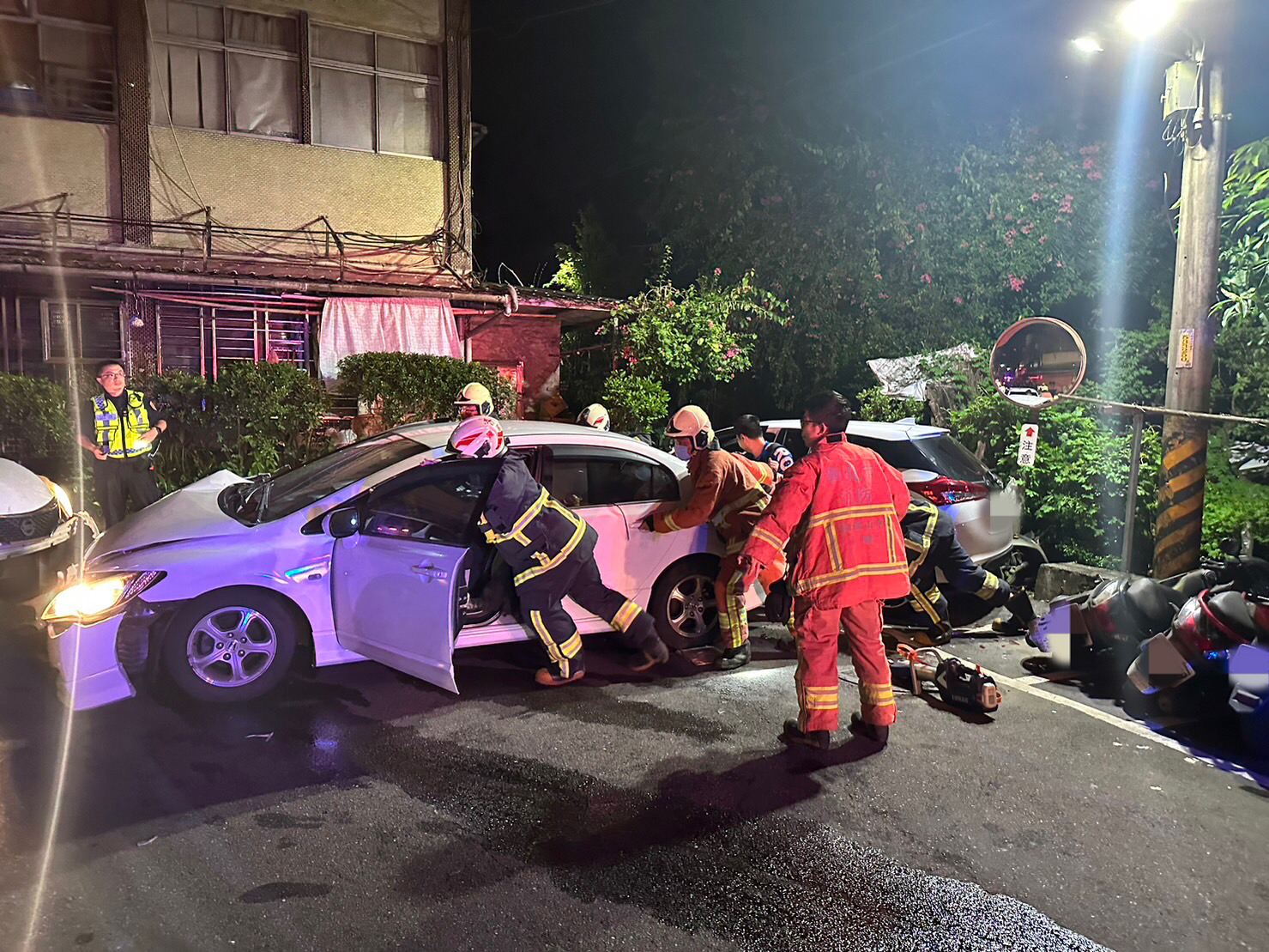多名警消獲報到場救出夾在車門縫隙的高男。（翻攝畫面）