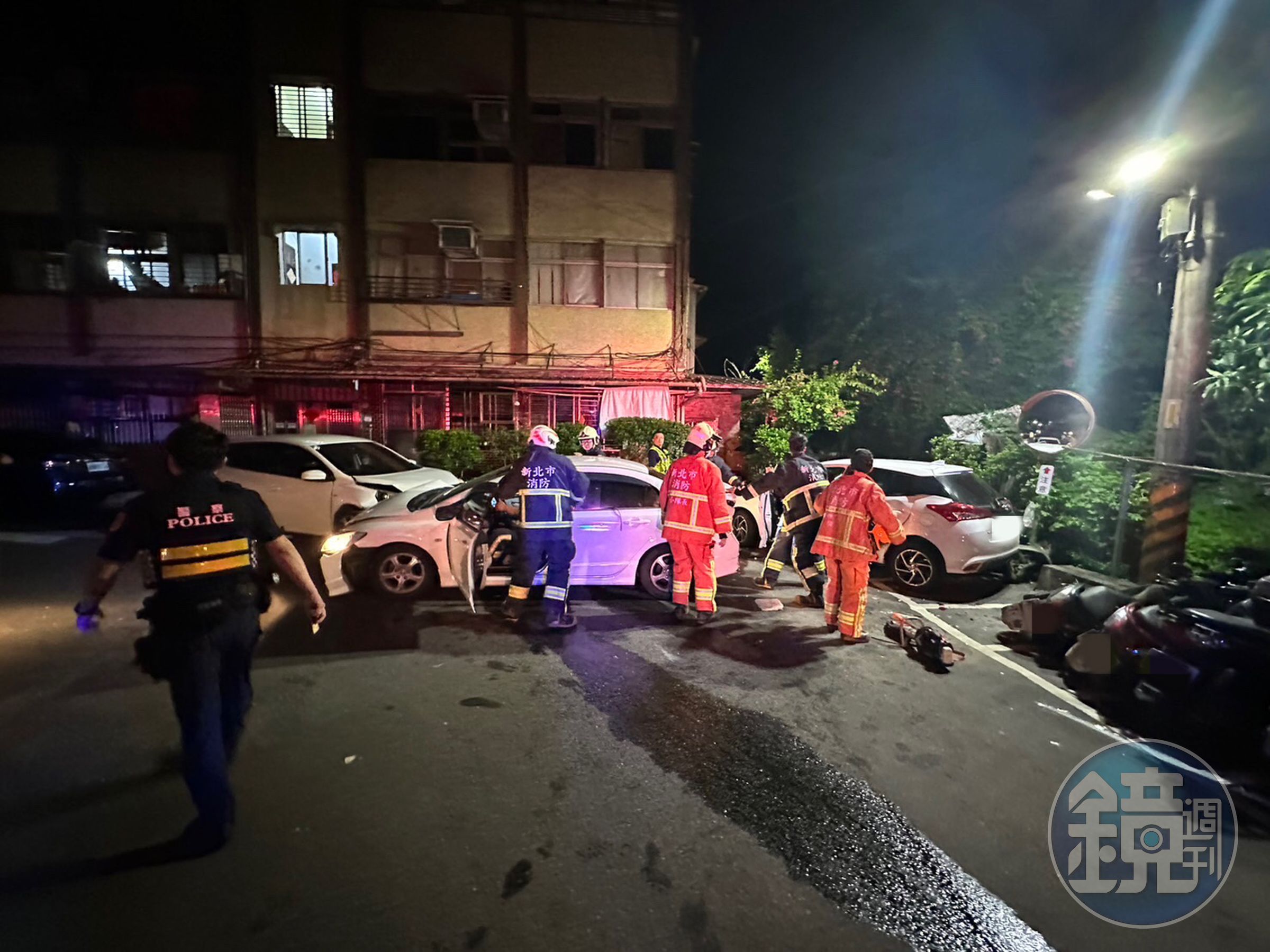 汐止福安街巷內凌晨發生3車連環撞事故。（翻攝畫面）