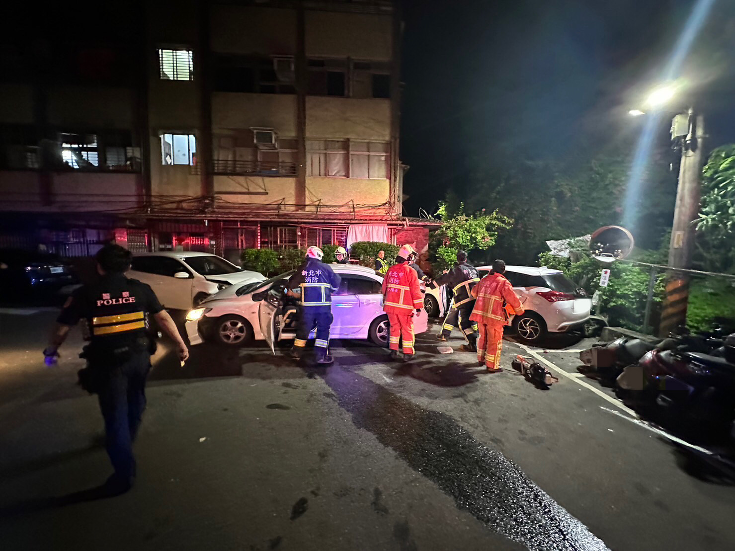 汐止福安街巷內凌晨發生3車連環撞事故。（翻攝畫面）