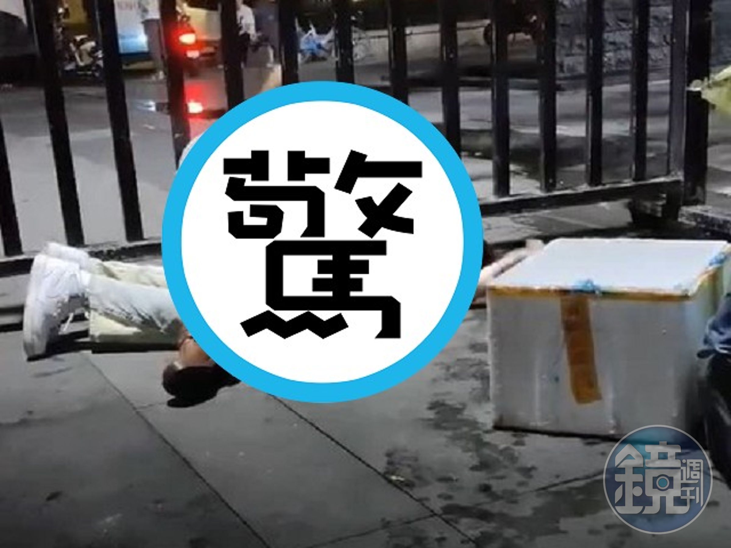 男女酒醉變「淫亂喪屍」,街道當眾交合!眾人圍觀開直播。(翻自微博)