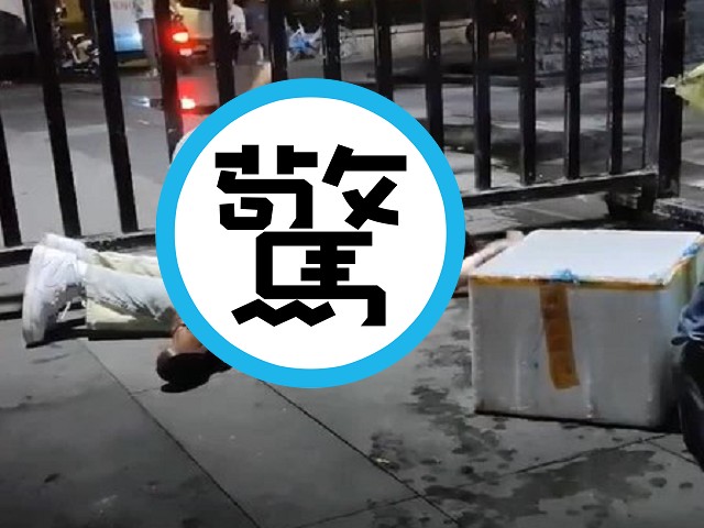 男女酒醉變「淫亂喪屍」，街道當眾交合！眾人圍觀開直播。（翻自微博）