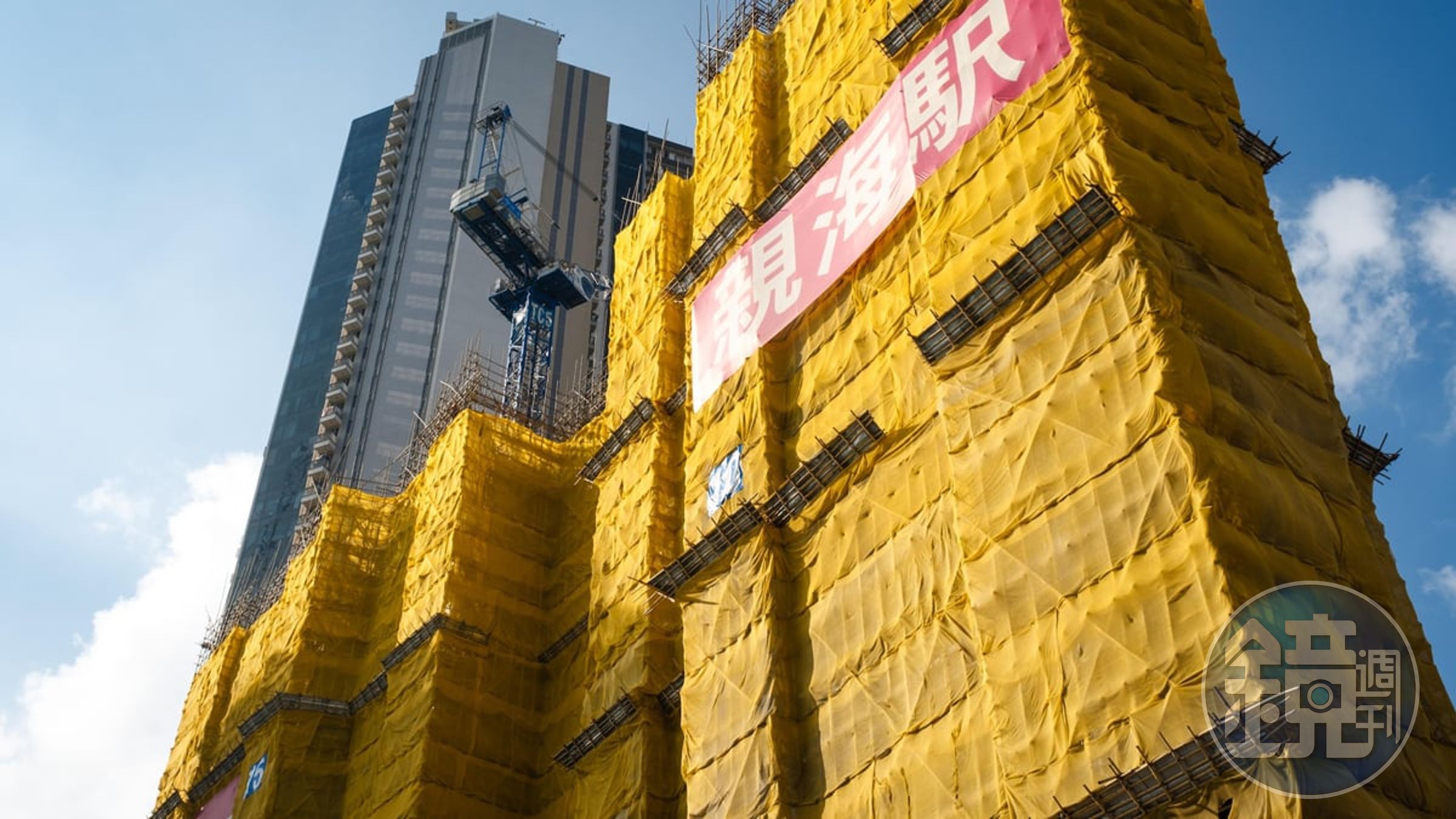 長實董事會主席李澤鉅日前表示,香港房市與3年前相比,目前利率下跌的可能性較高,地價也已跌至接近政府的成本價。(翻自《中國報》)