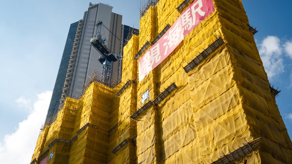 長實董事會主席李澤鉅日前表示，香港房市與3年前相比，目前利率下跌的可能性較高，地價也已跌至接近政府的成本價。（翻自《中國報》）