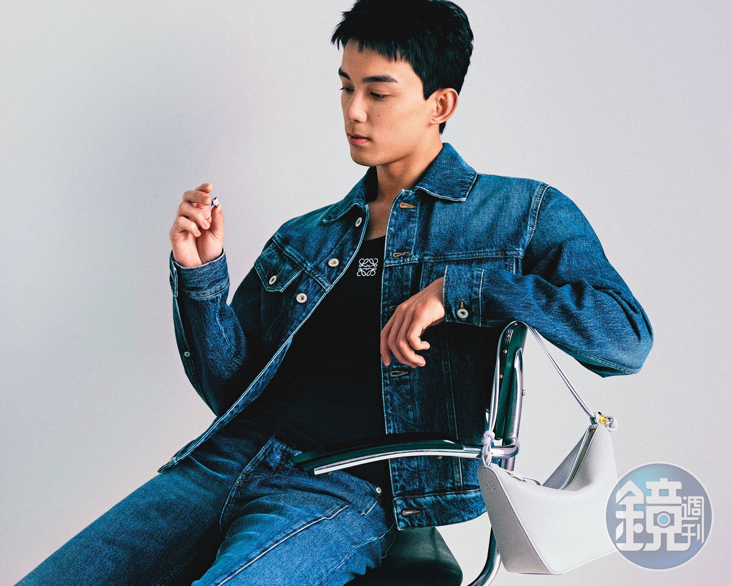 LOEWE品牌大使吳磊身邊的Hammock Hobo迷霧灰星星綴飾肩背包。NT$59,000(LOEWE提供)
