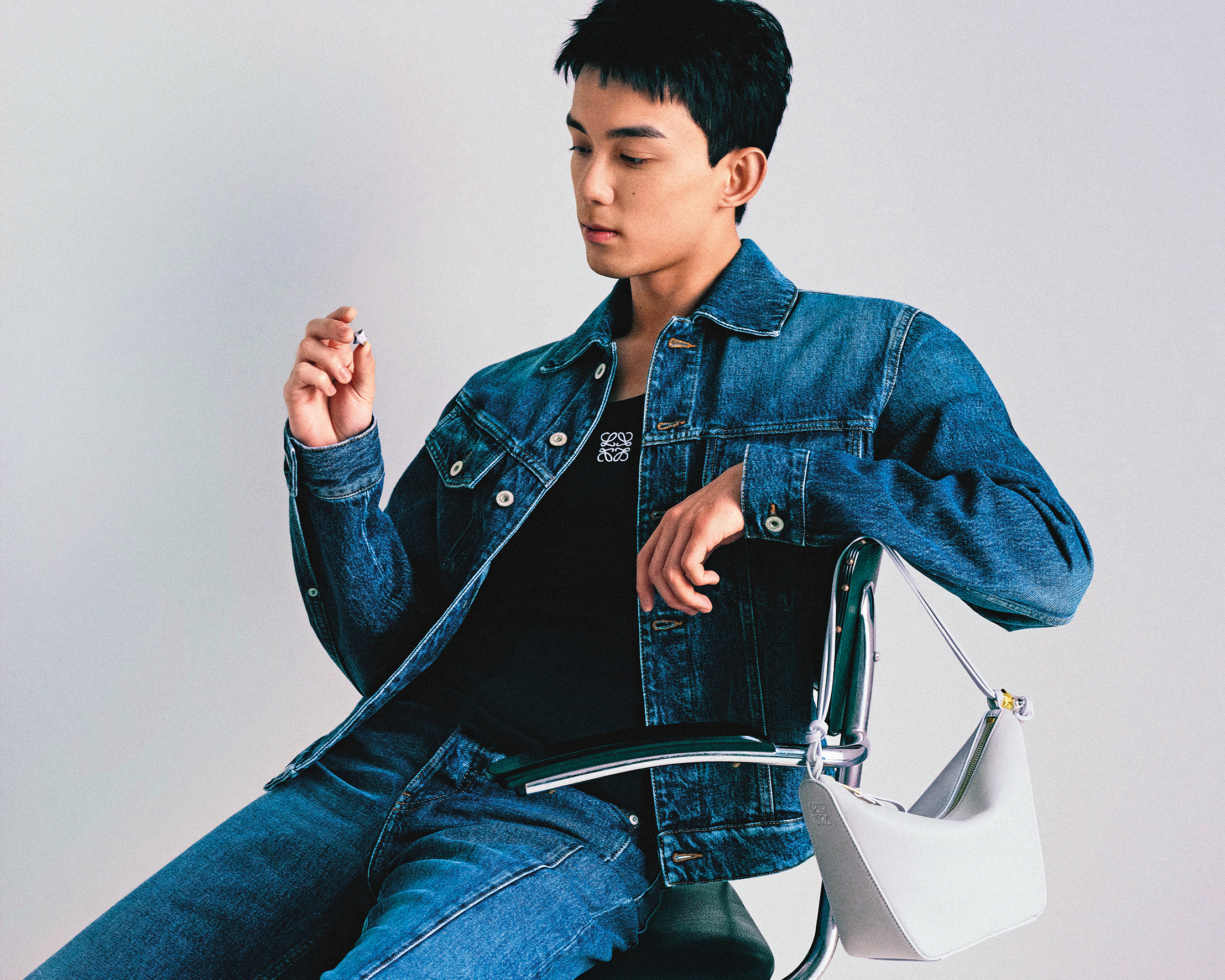 LOEWE品牌大使吳磊身邊的Hammock Hobo迷霧灰星星綴飾肩背包。NT$59,000（LOEWE提供）