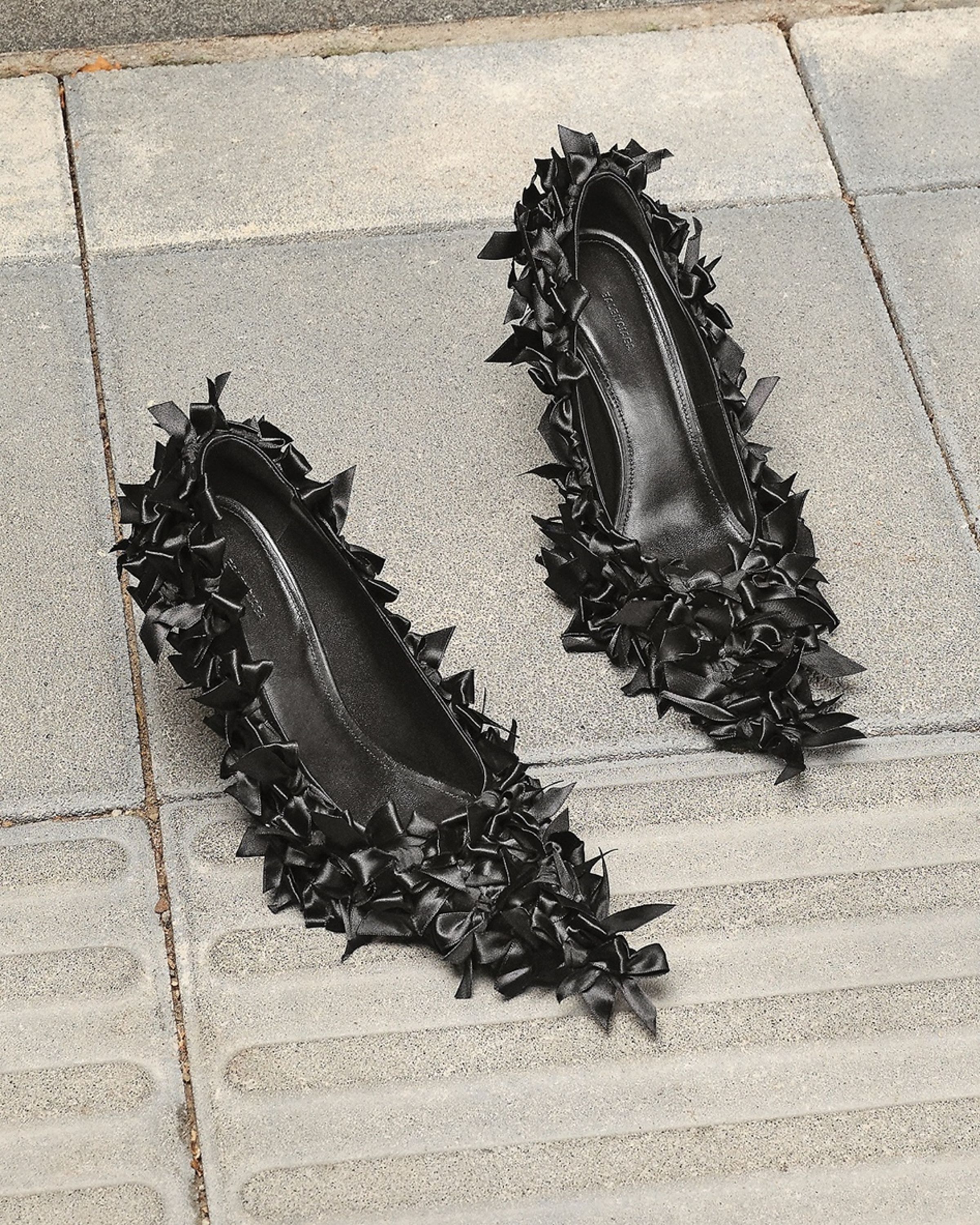 Marie Antoinette高跟鞋被蝴蝶結緞帶覆蓋。NT$56,700(BALENCIAGA提供)