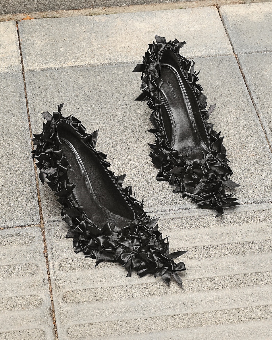 Marie Antoinette高跟鞋被蝴蝶結緞帶覆蓋。NT$56,700（BALENCIAGA提供）