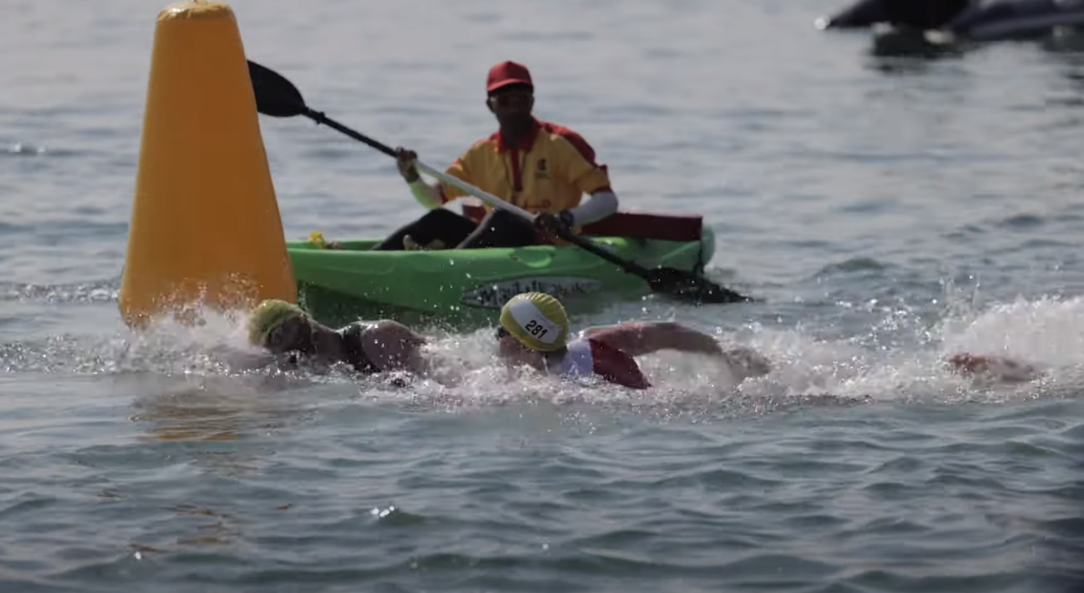 世界鐵人三項賽事近日在英國登場，但有選手參加完游泳項目後，出現腹瀉和嘔吐等症狀。示意圖，為2022年比賽，並非本次賽事。（截自World Triathlon YouTube頻道）