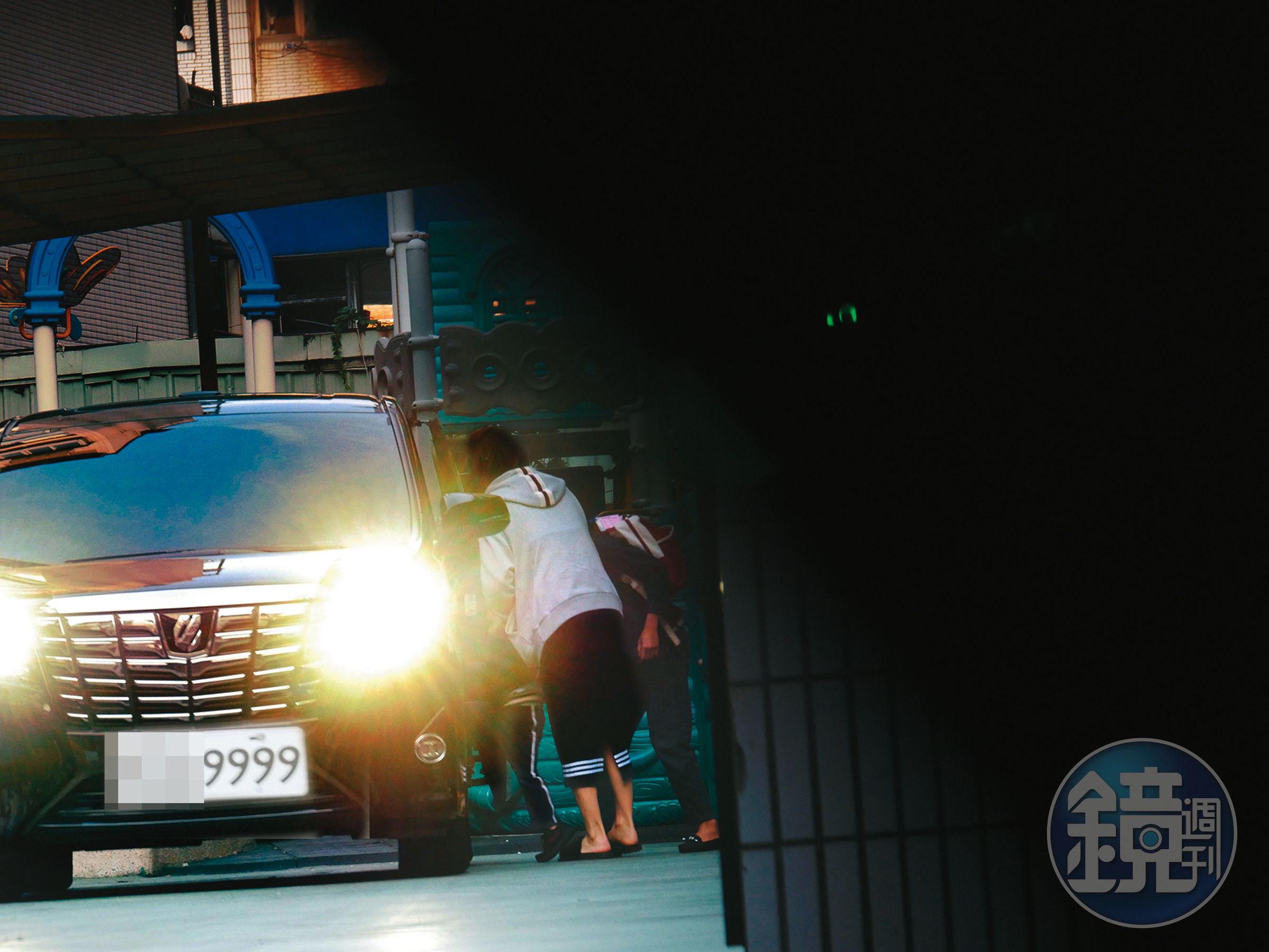 2018年,錢帥君搭乘保母廂型車去幼稚園接孩子,車牌號碼也是9999。