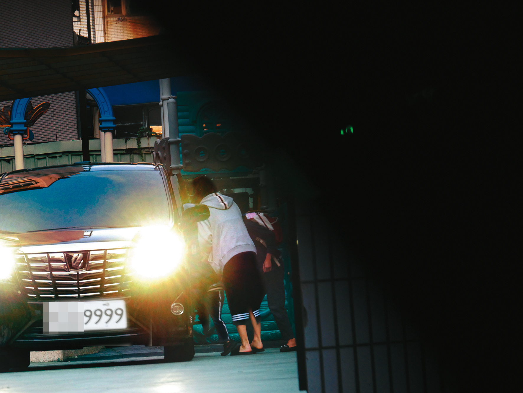 2018年,錢帥君搭乘保母廂型車去幼稚園接孩子,車牌號碼也是9999。