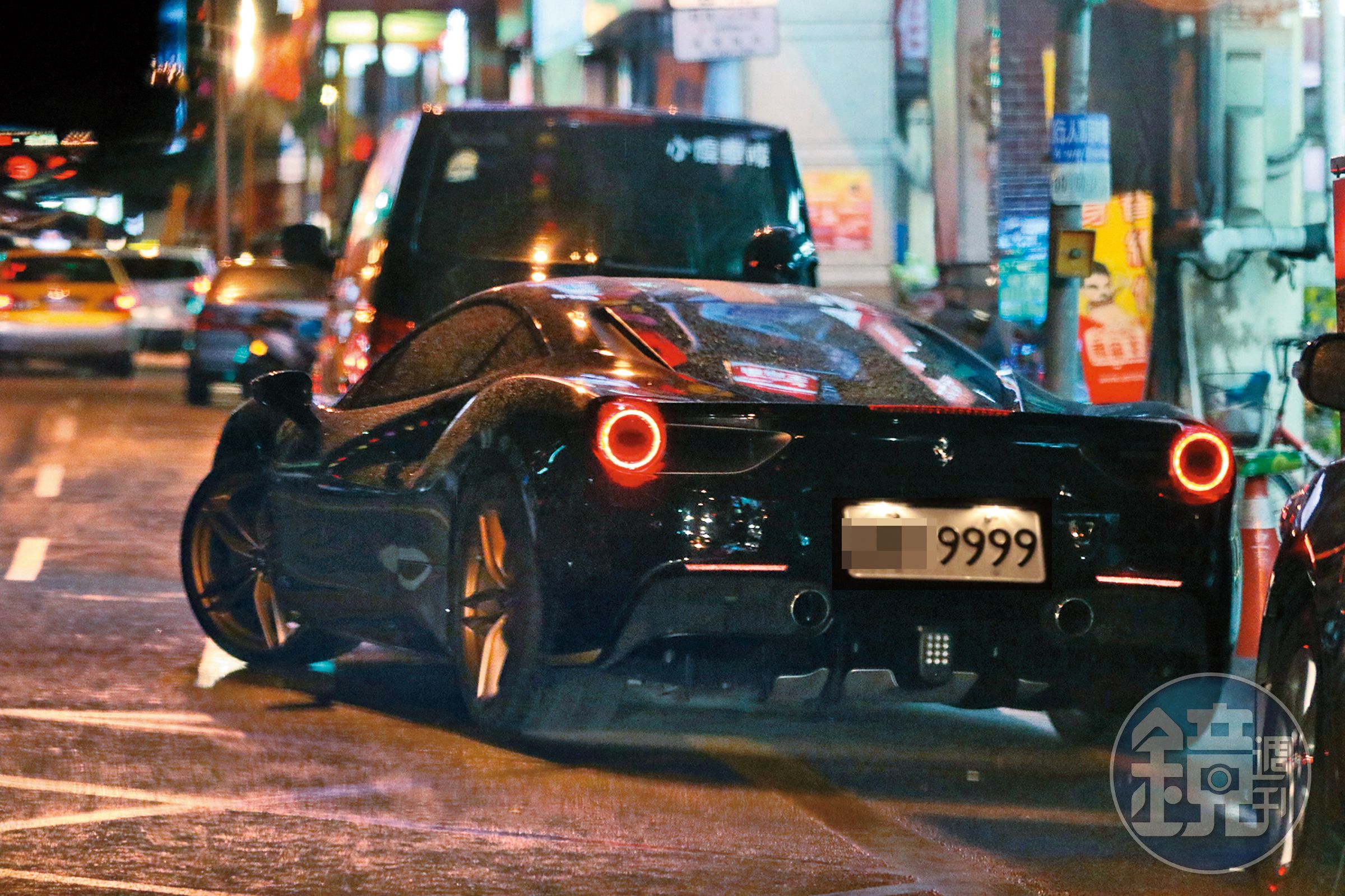 早先錢帥君外出時,曾開著「黃金車牌」法拉利豪車代步。