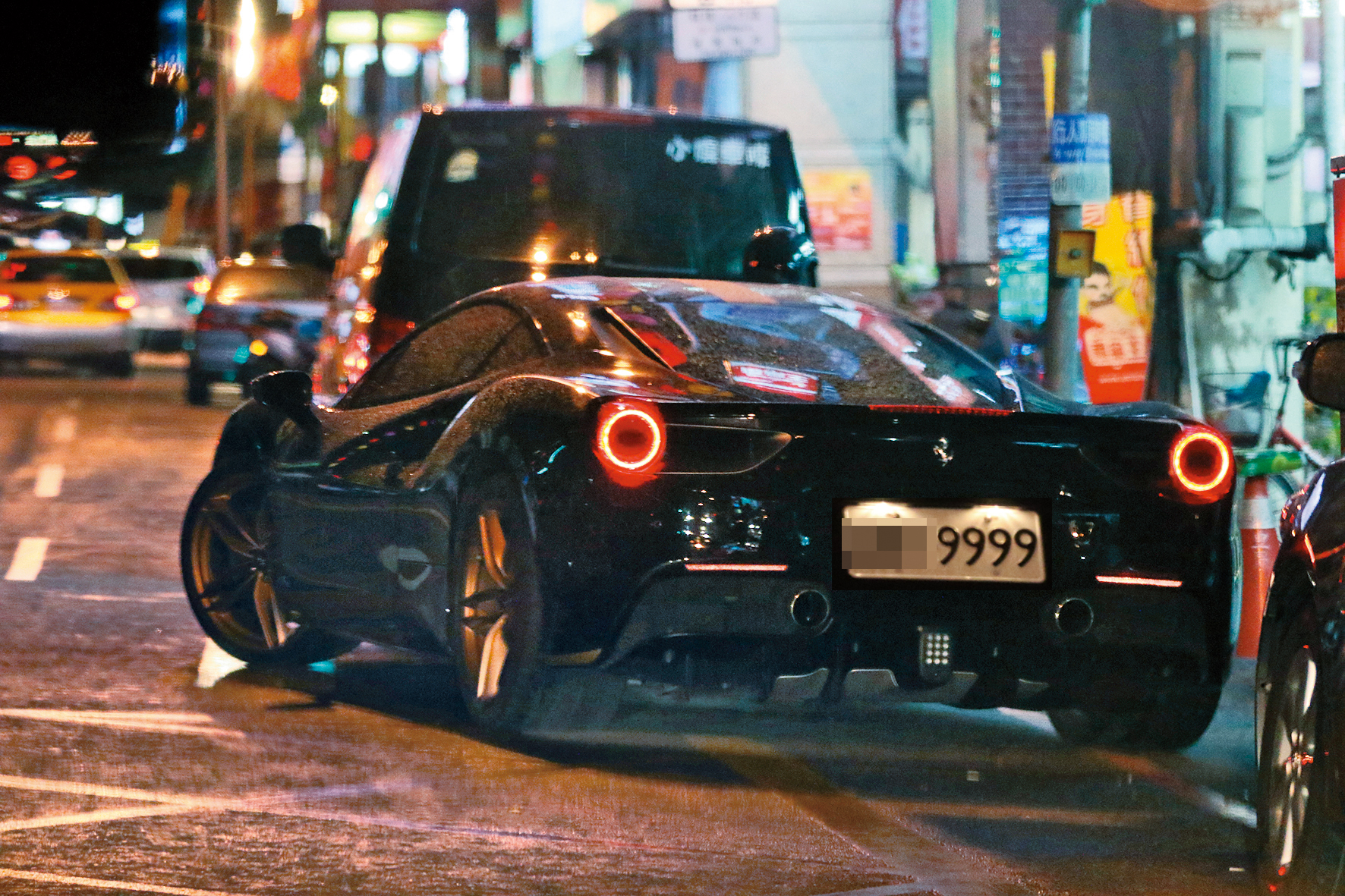 早先錢帥君外出時,曾開著「黃金車牌」法拉利豪車代步。