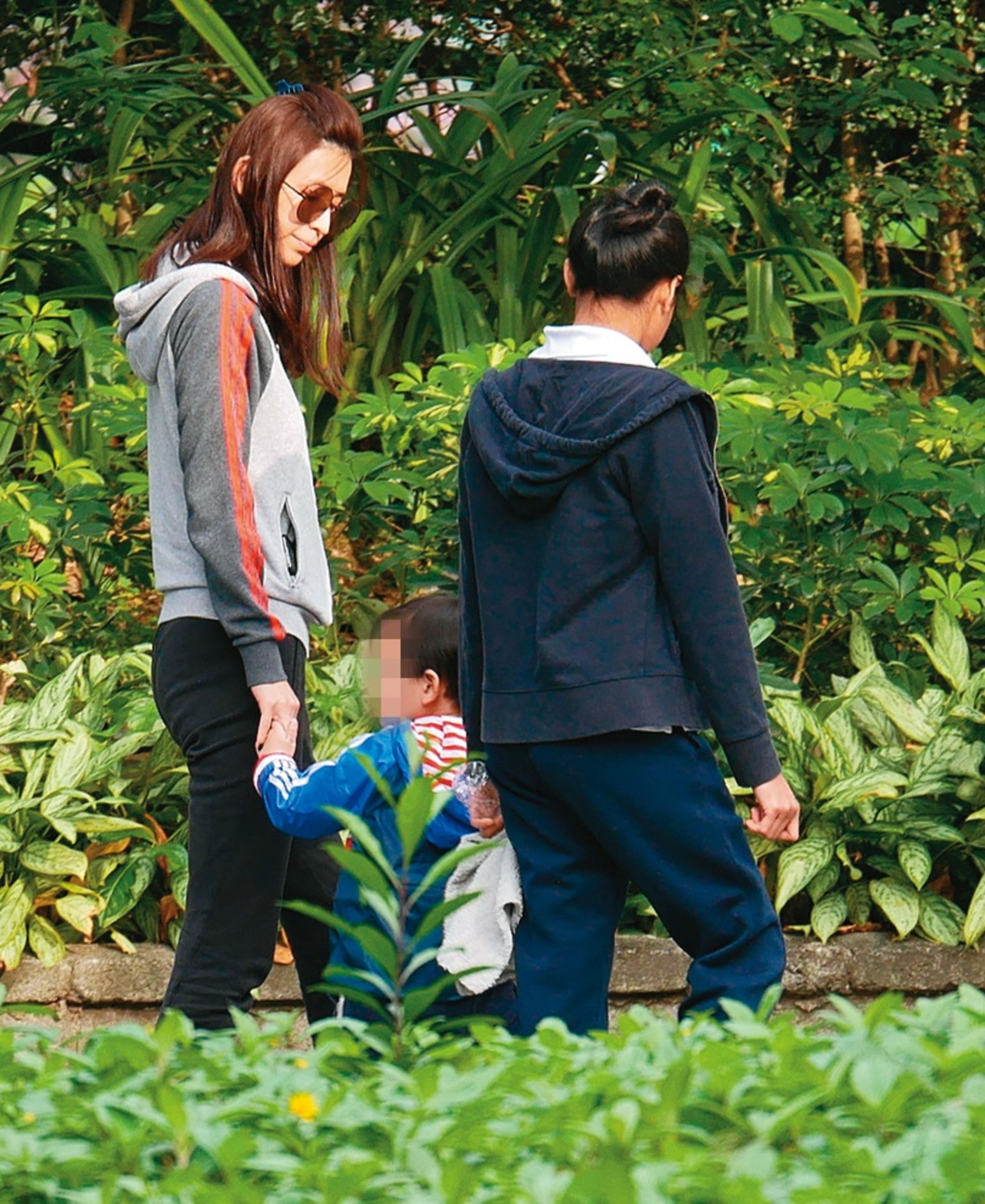 2018年,本刊曾直擊錢帥君(左)帶著小孩到公園散步。