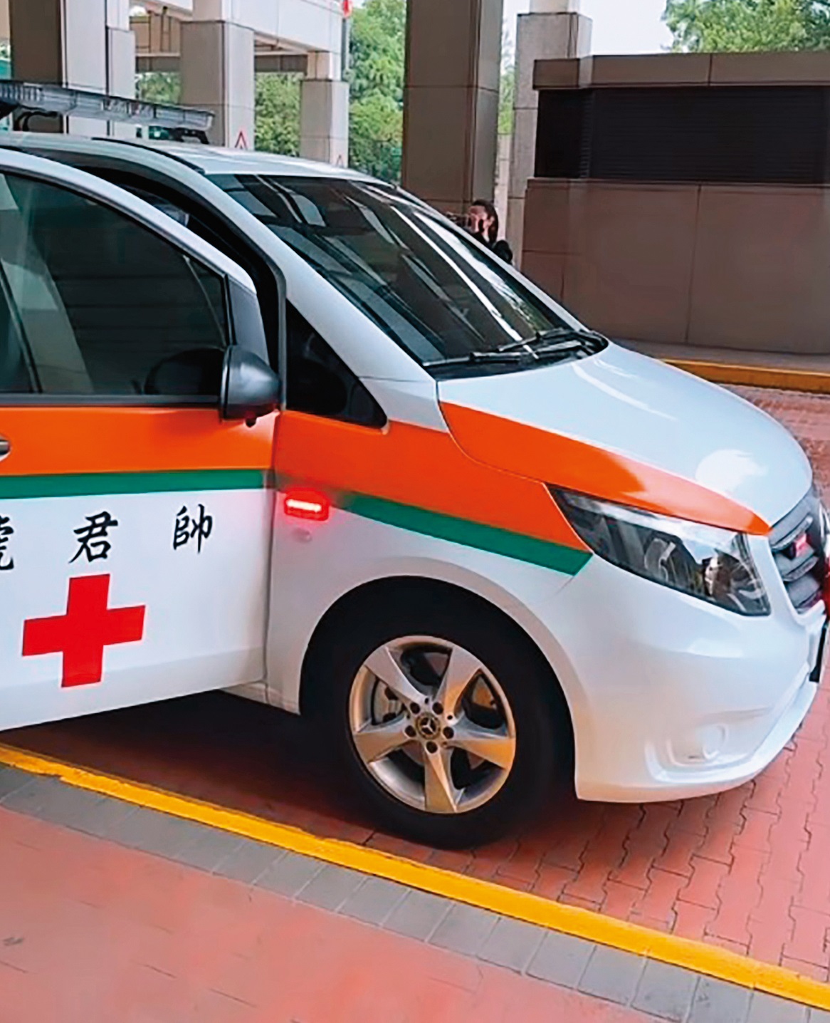 錢帥君曾捐贈賓士救護車給台大醫院,命名「帥君號」。(翻攝自錢帥君IG)
