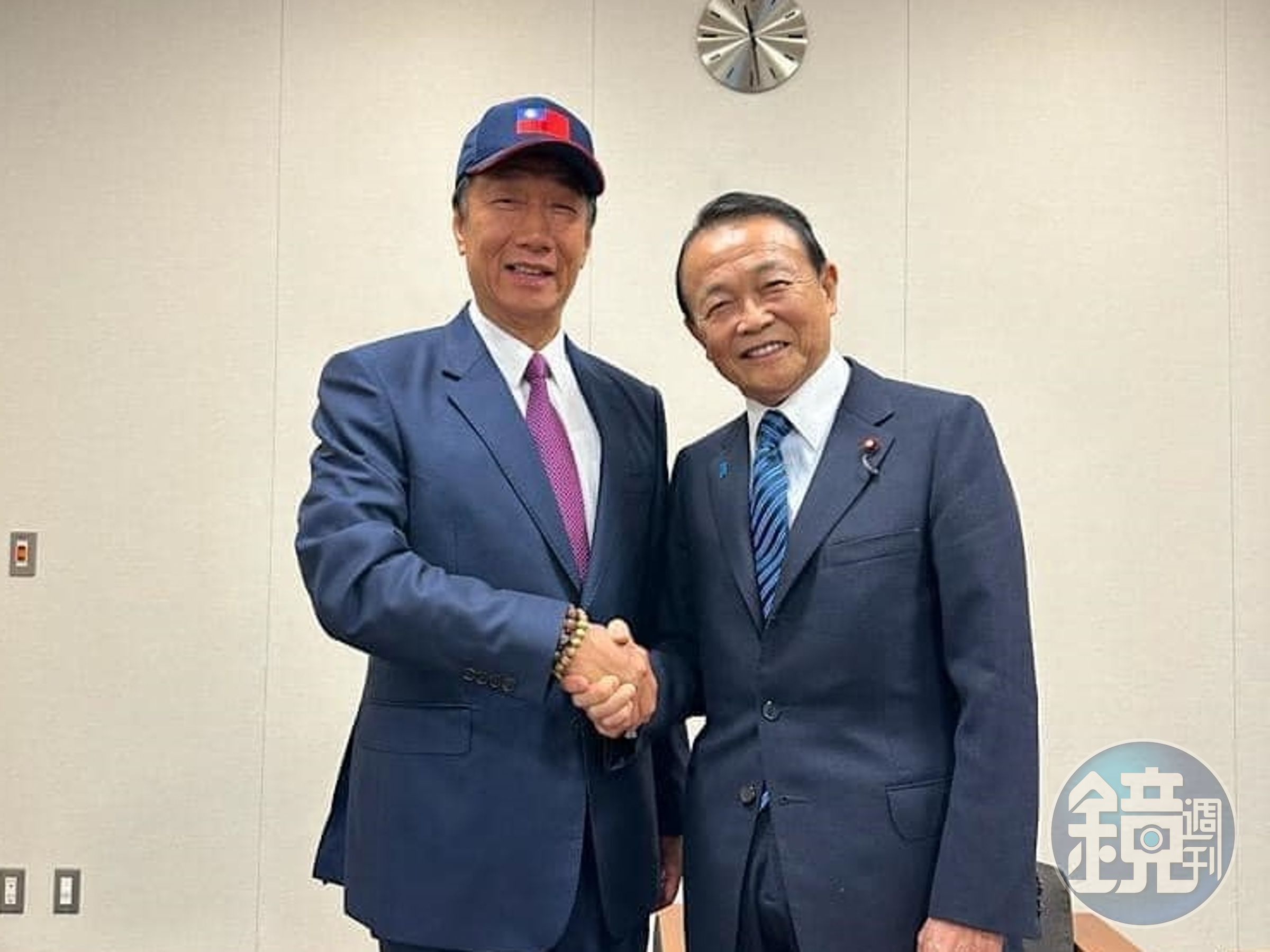 郭台銘過去曾在臉書分享與麻生太郎合照。(翻攝自郭台銘臉書)