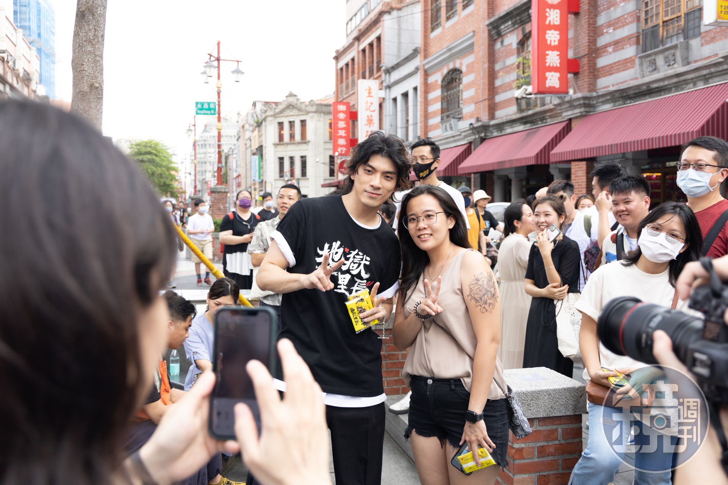 《地獄里長》林哲熹(中)在迪化街商圈掃街宣傳與民眾互動拍照。(風起娛樂提供)