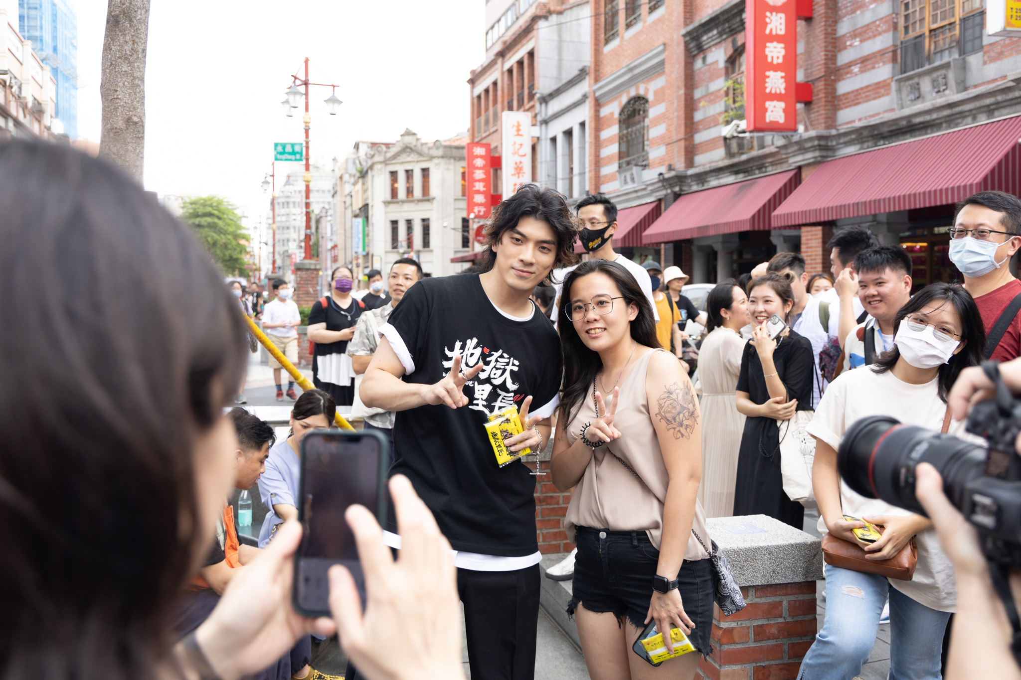 《地獄里長》林哲熹（中）在迪化街商圈掃街宣傳與民眾互動拍照。（風起娛樂提供）
