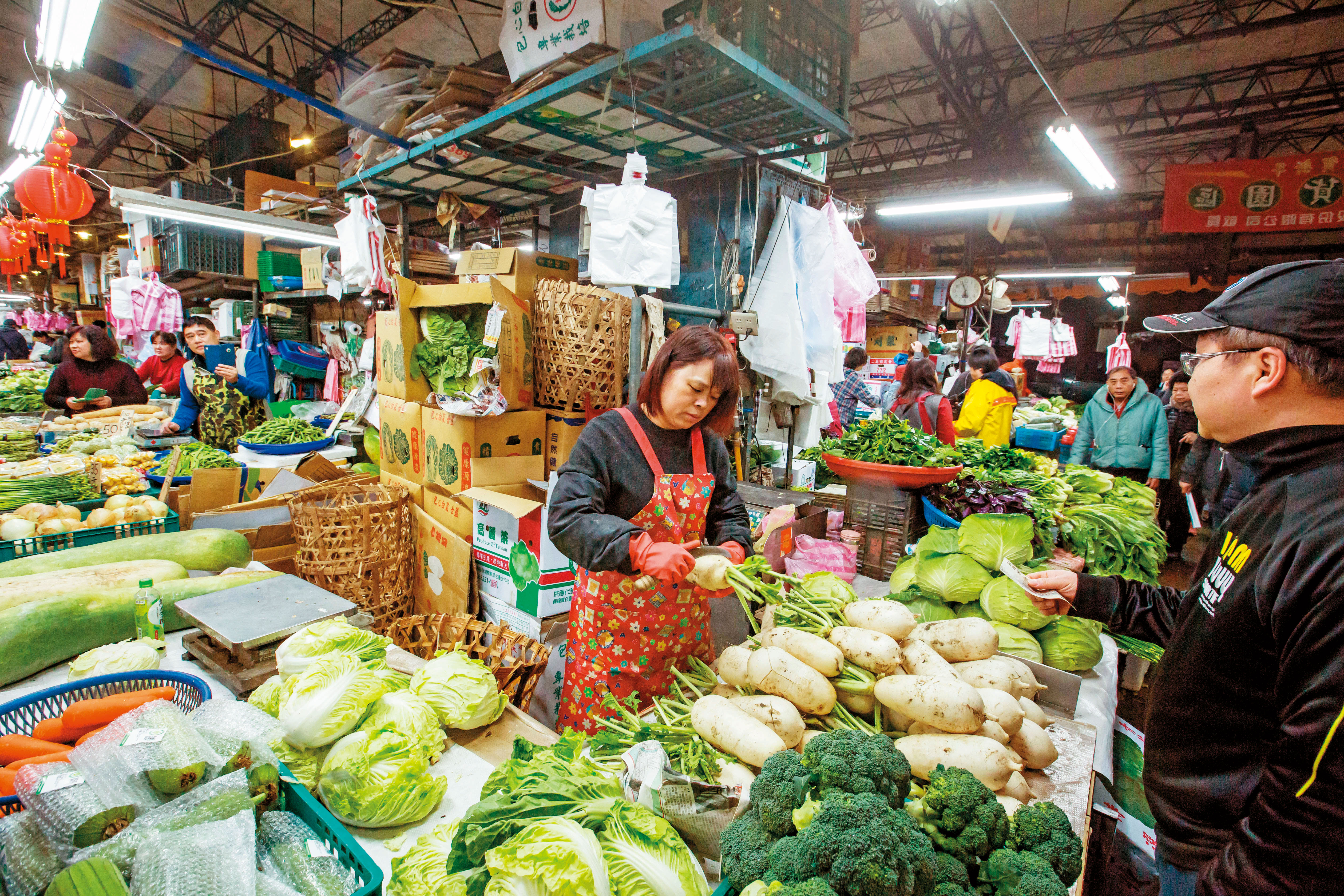 因通貨膨脹預期心理效應，即使蔬菜水果與雞蛋價格早已回跌，餐飲服務價格仍持續飆漲。