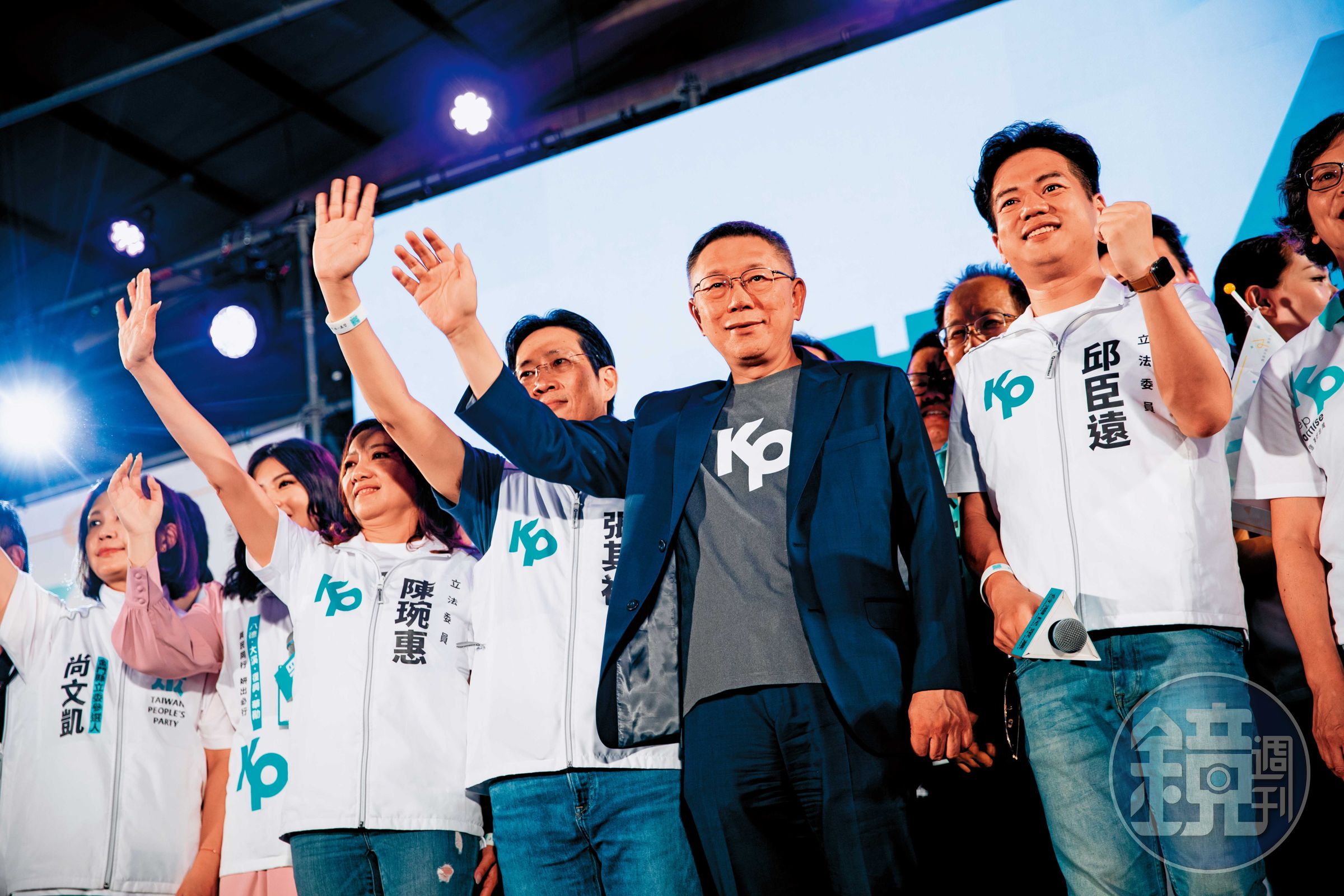 台灣民眾黨近日歡度黨慶,但歷經4年,柯文哲(右2)身邊仍缺乏對國政訓練有素的專業人員。