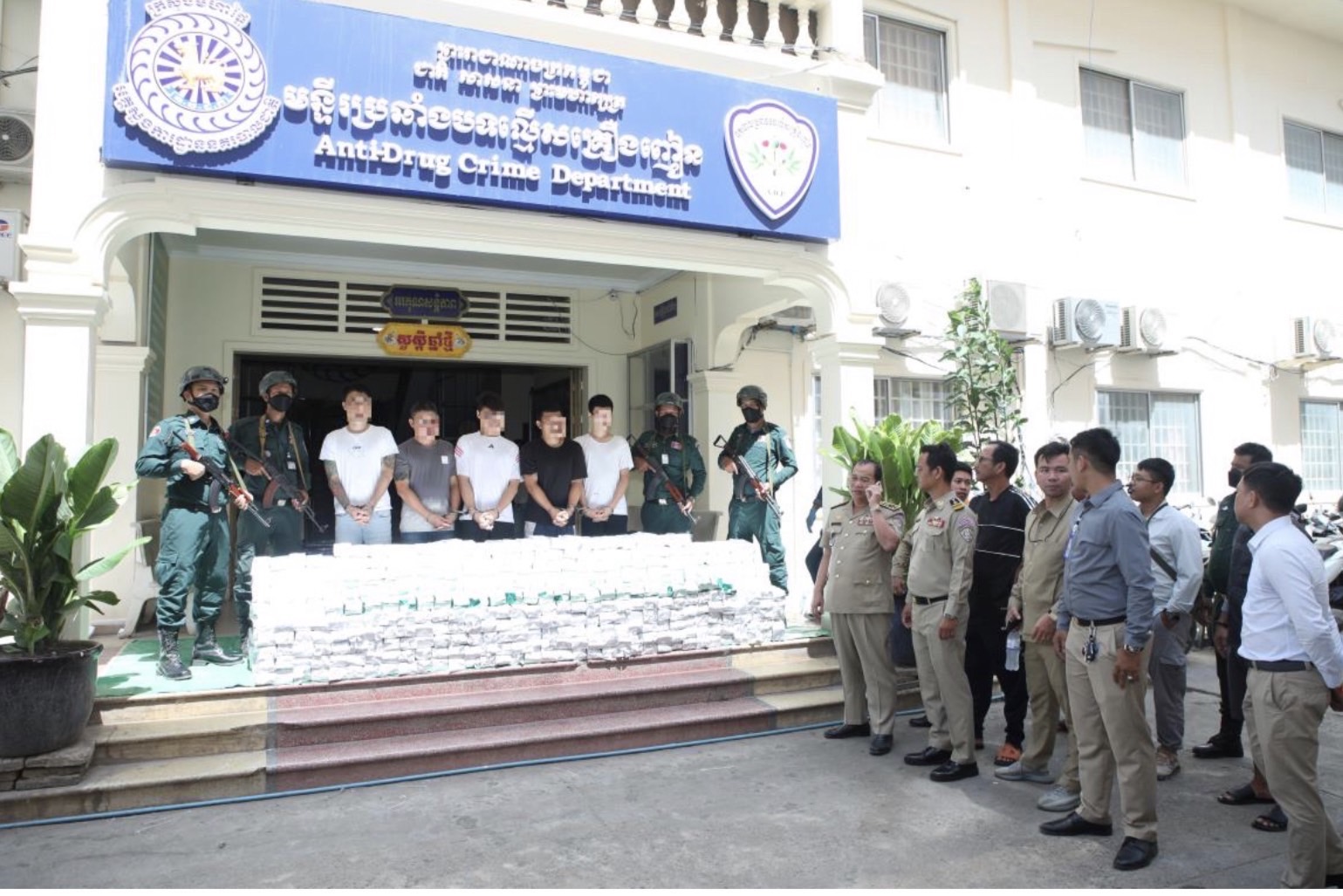 陳啟祥（左2）等6人遭台灣、美國及柬埔寨警方查緝到案。（翻攝畫面）