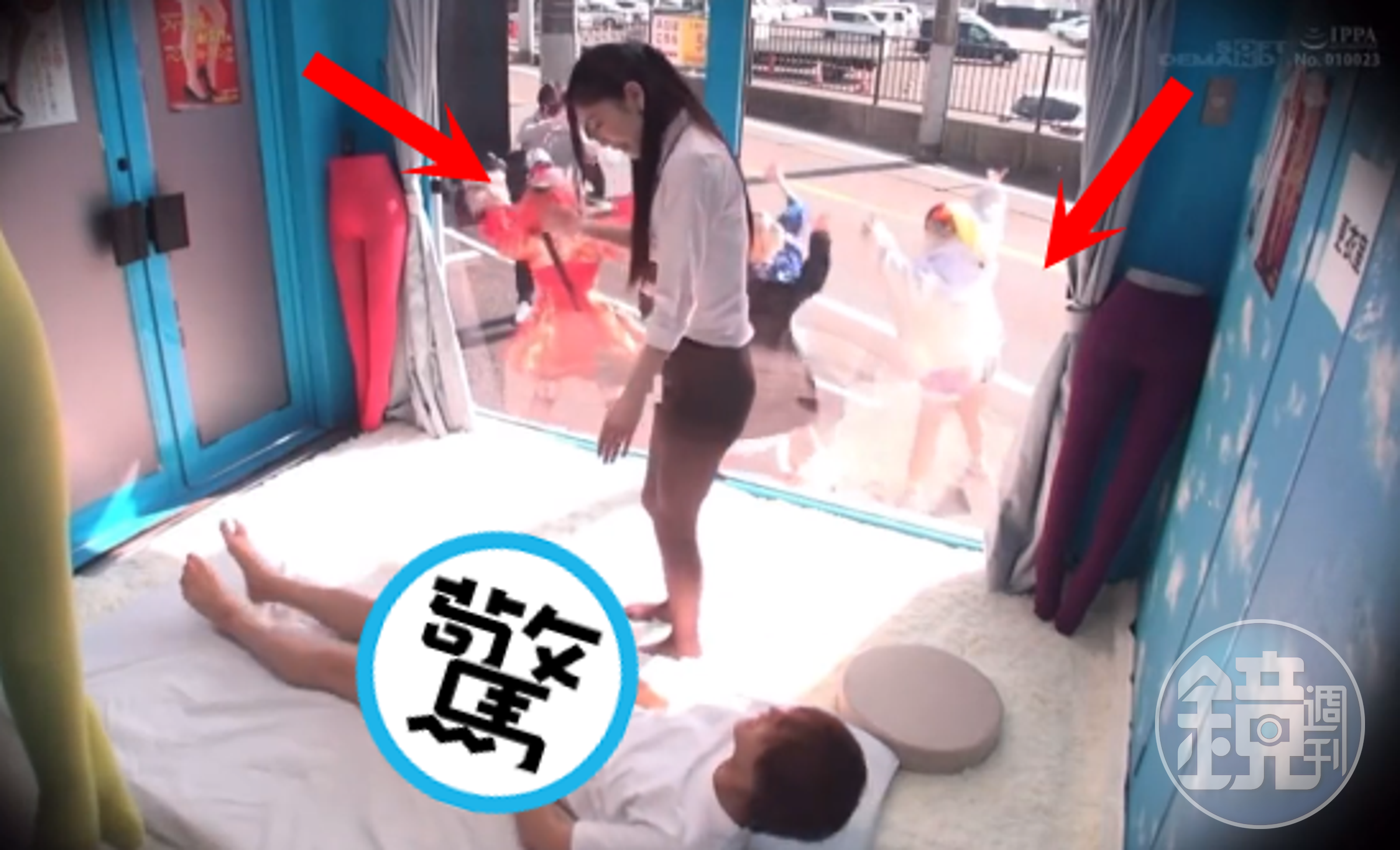 老司機看AV見到詭異一幕，那群「背後靈」是誰啦？（翻自推特）