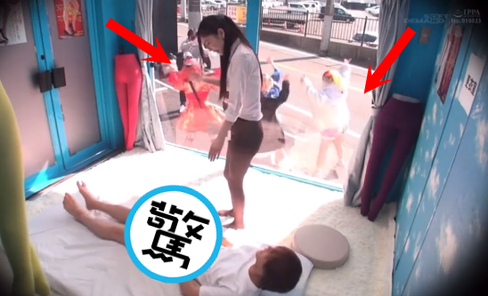 老司機看AV見到詭異一幕，那群「背後靈」是誰啦？（翻自推特）