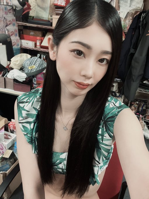 網友搜到女主角名叫「小松杏」。（翻自推特）