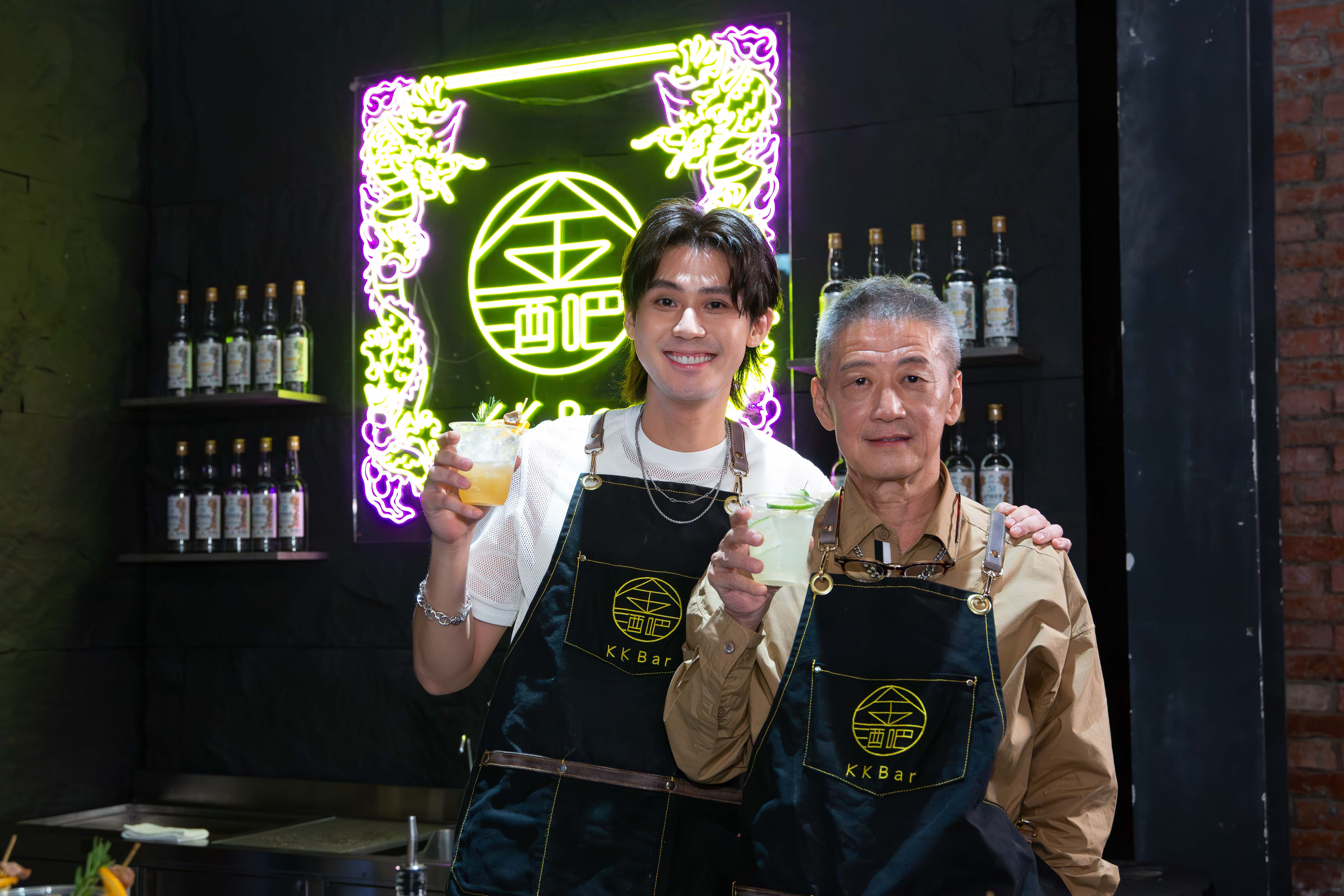 李亞明和兒子李玉璽聯袂出席活動。（金門高粱提供）