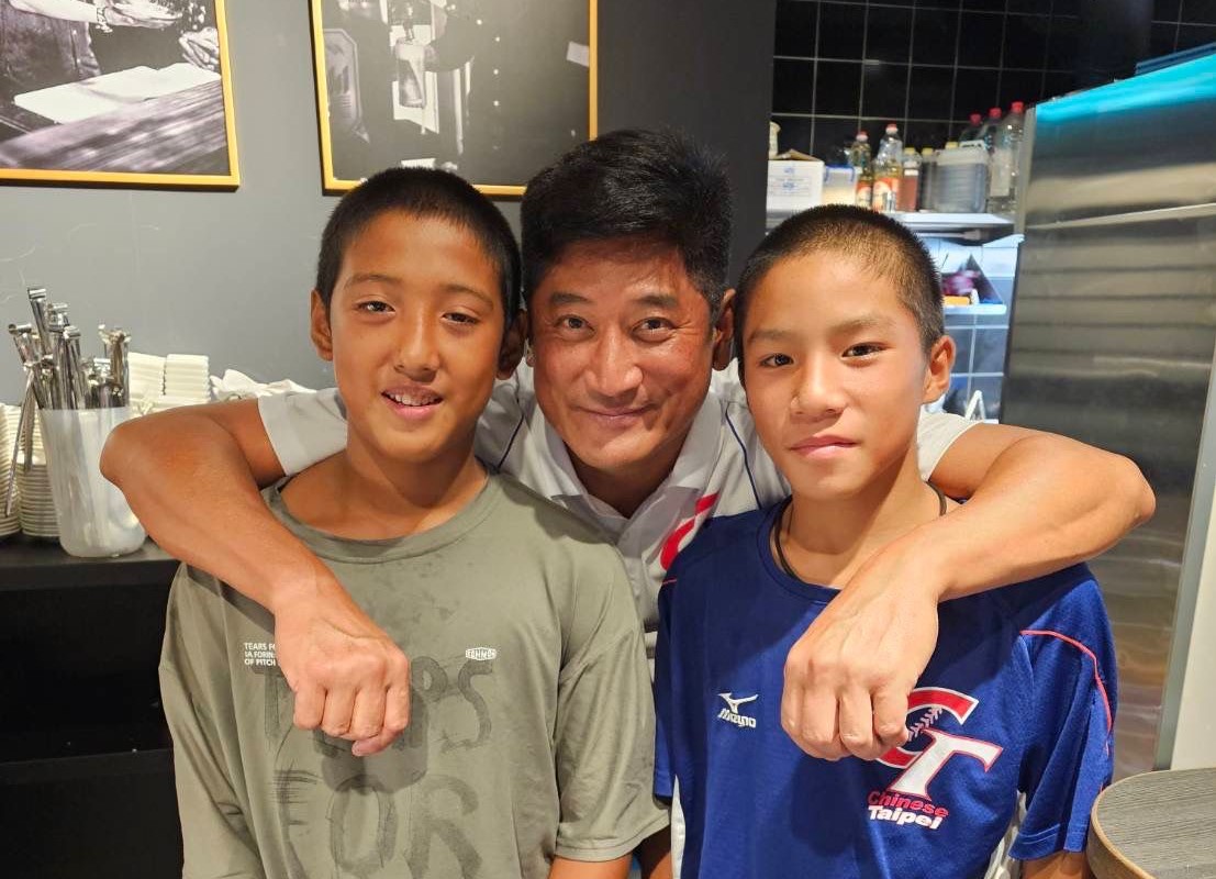 辜仲諒（中）與羅浩翰（右）、田君翰（左）合照。（中信慈善基金會提供）