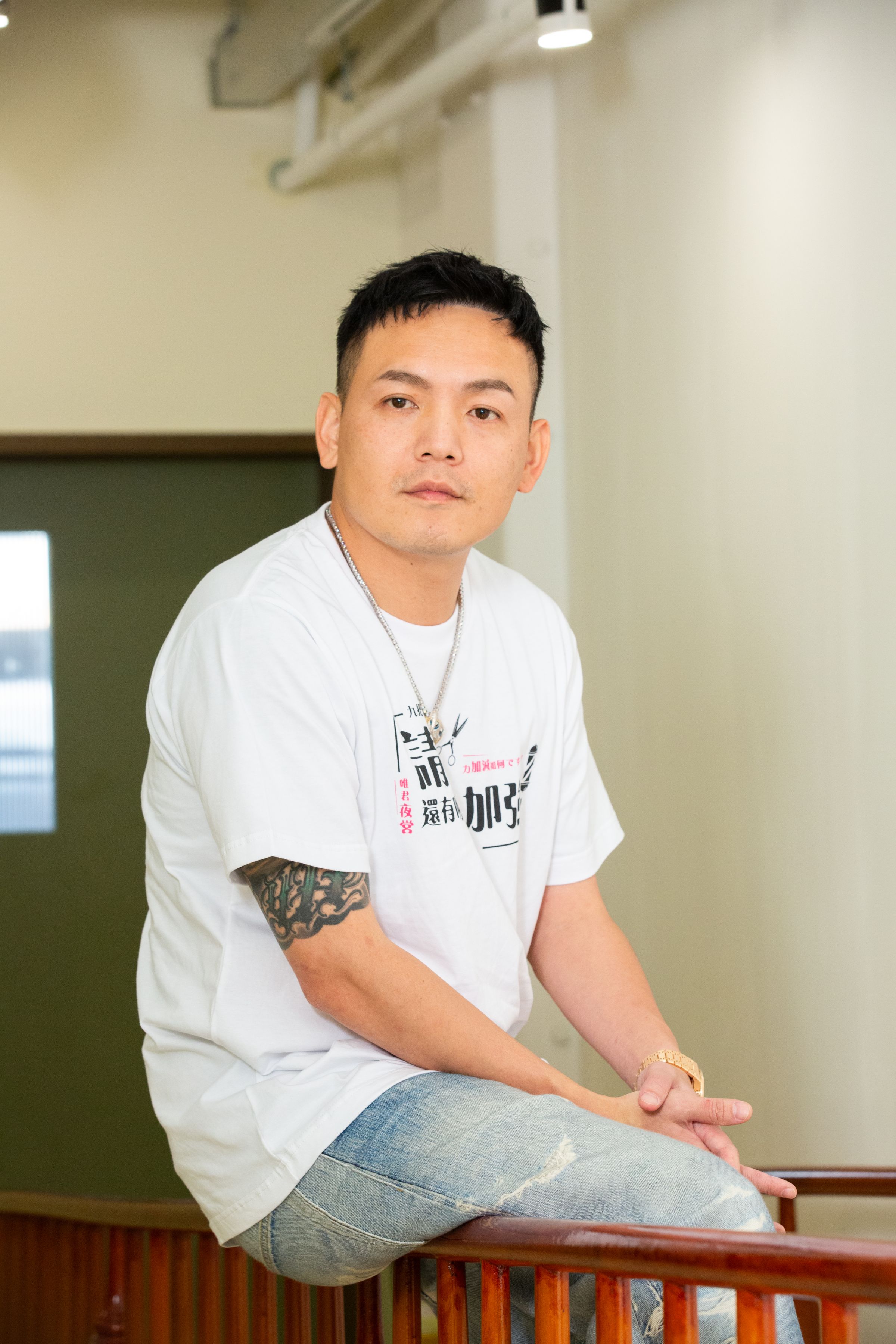 雖然春風演戲經驗不多，但也貢獻不少即興金句，像是他第一次被剪成西瓜頭，就說自己很像周杰倫，馬上被採用剪進正片。