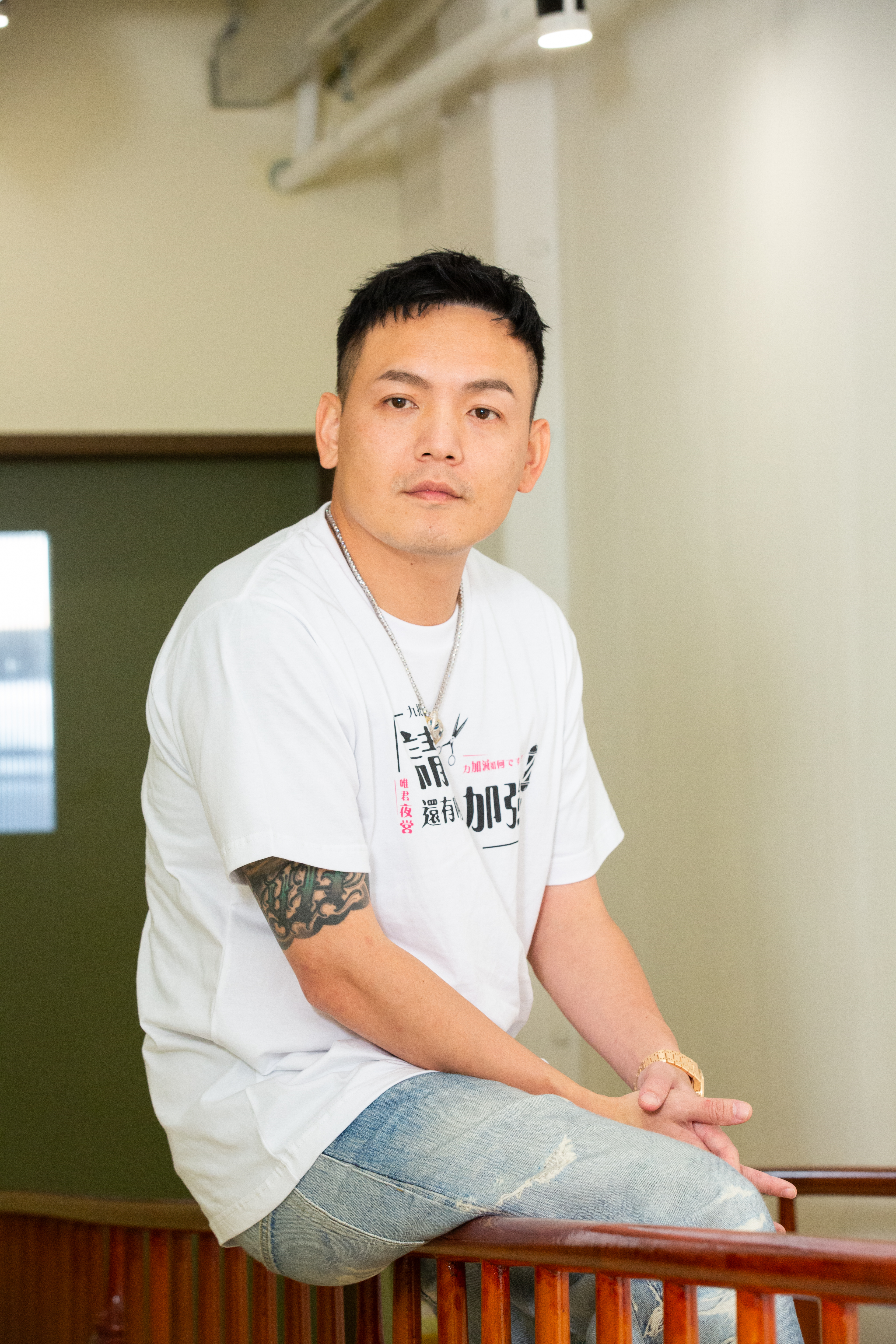 雖然春風演戲經驗不多，但也貢獻不少即興金句，像是他第一次被剪成西瓜頭，就說自己很像周杰倫，馬上被採用剪進正片。