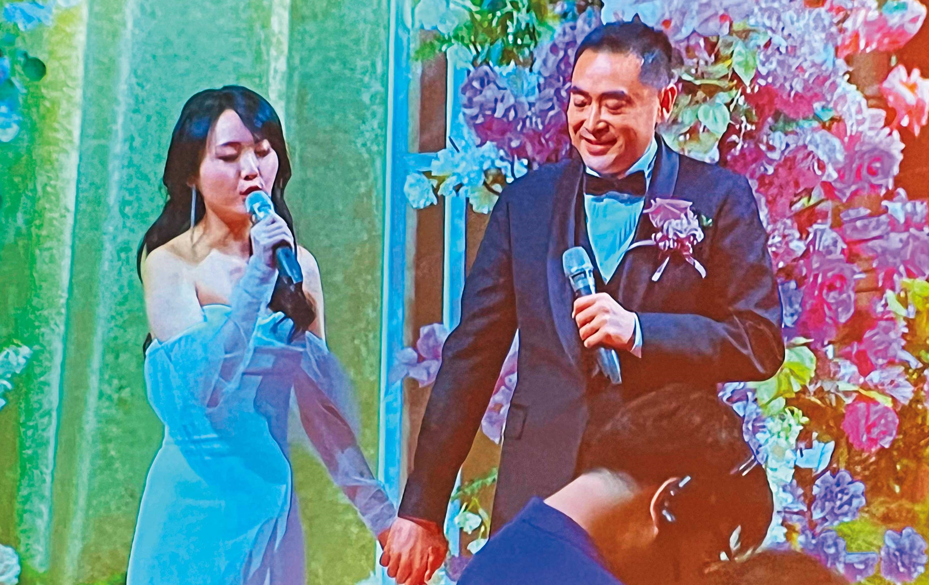 林知延（右）和新婚妻子林俋賢（左）在婚宴上深情對唱英文老歌，讓賓客直呼驚喜。（讀者提供）