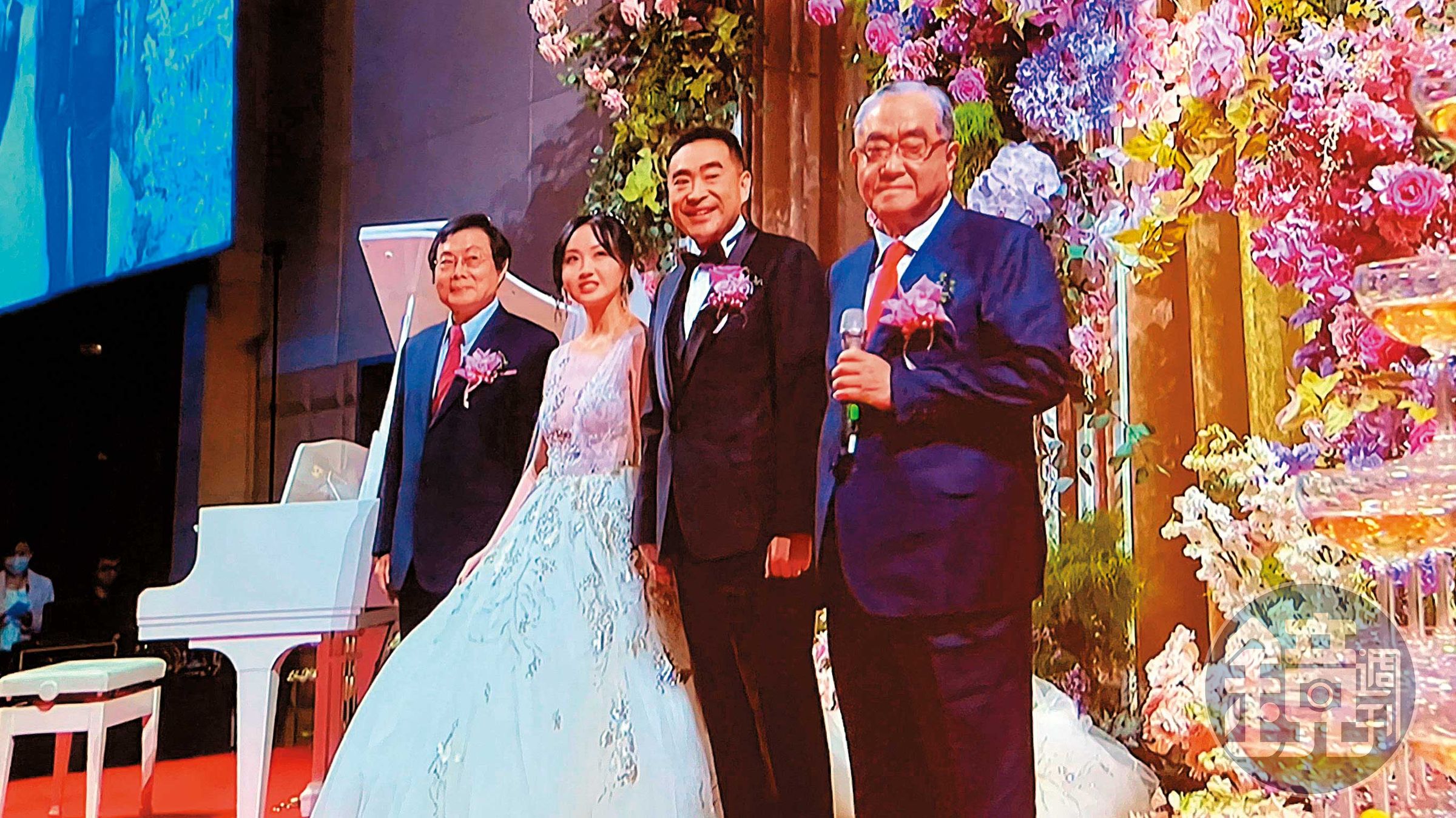林知延今年一口氣完成結婚、生子的人生大事,讓老爸林明成好欣慰。左一為新娘父親林水龍。(讀者提供)