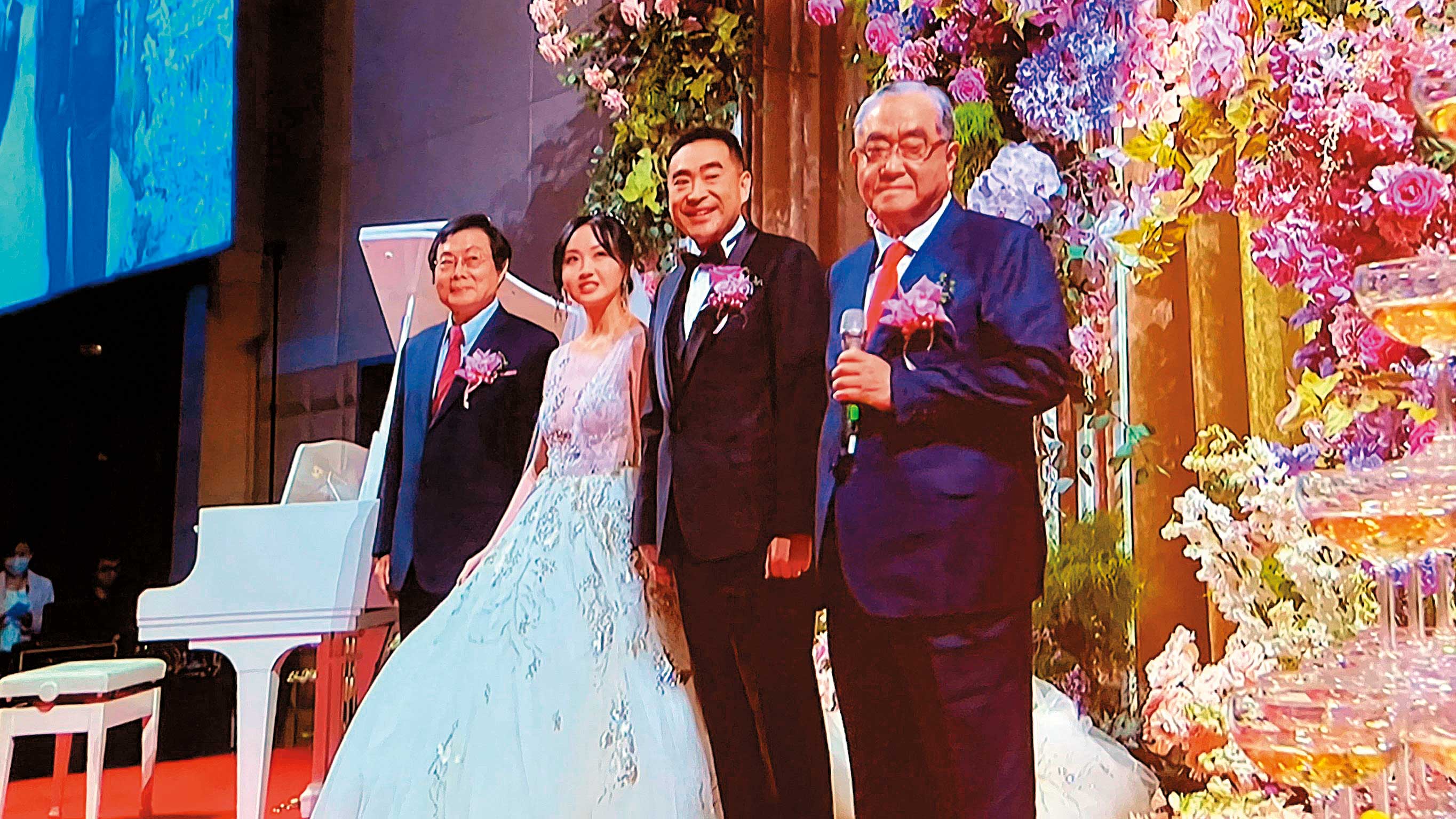林知延（右2）今年一口氣完成結婚、生子的人生大事，讓老爸林明成（右1）好欣慰。左1為女方父親林水龍。（讀者提供）