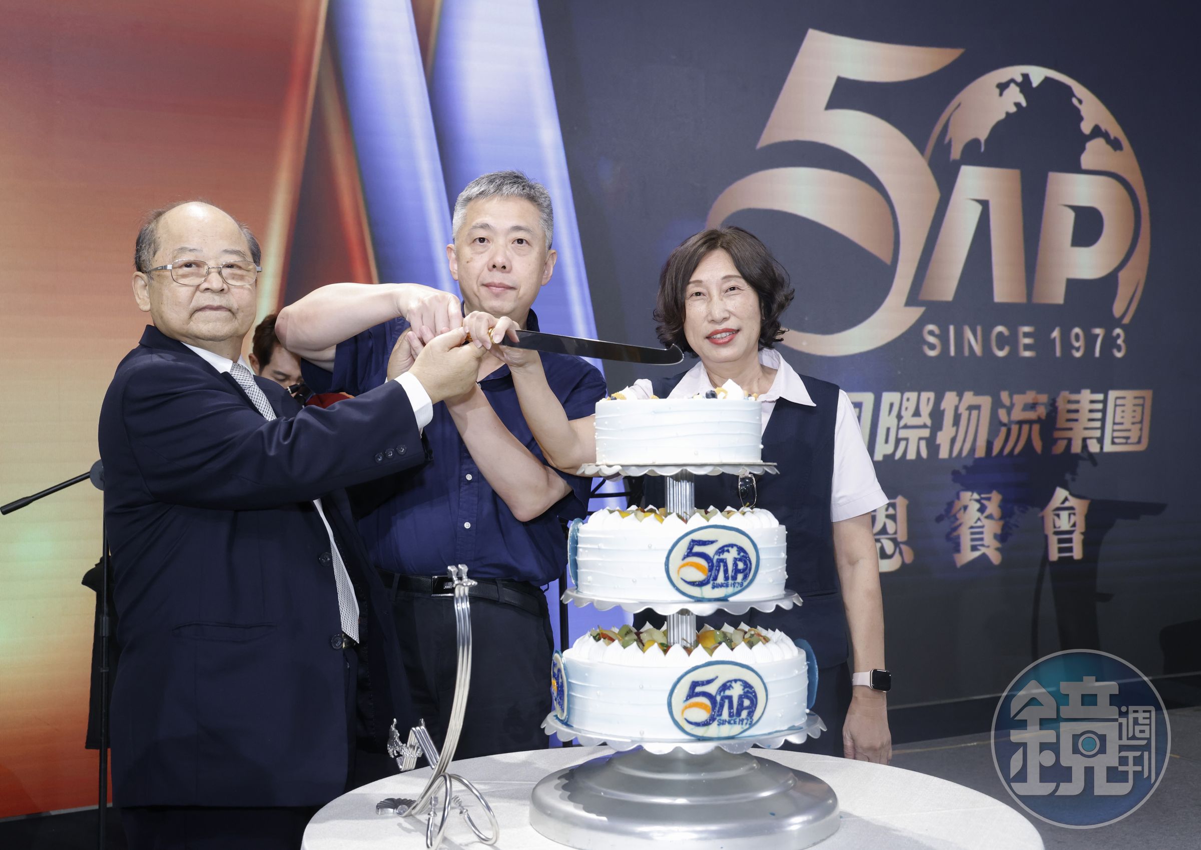 亞太集團總裁陳柏廷(中)、董事長黃福田(左)、總經理姚秀林出席亞太國際物流集團50週年感恩活動。(亞太物流提供)