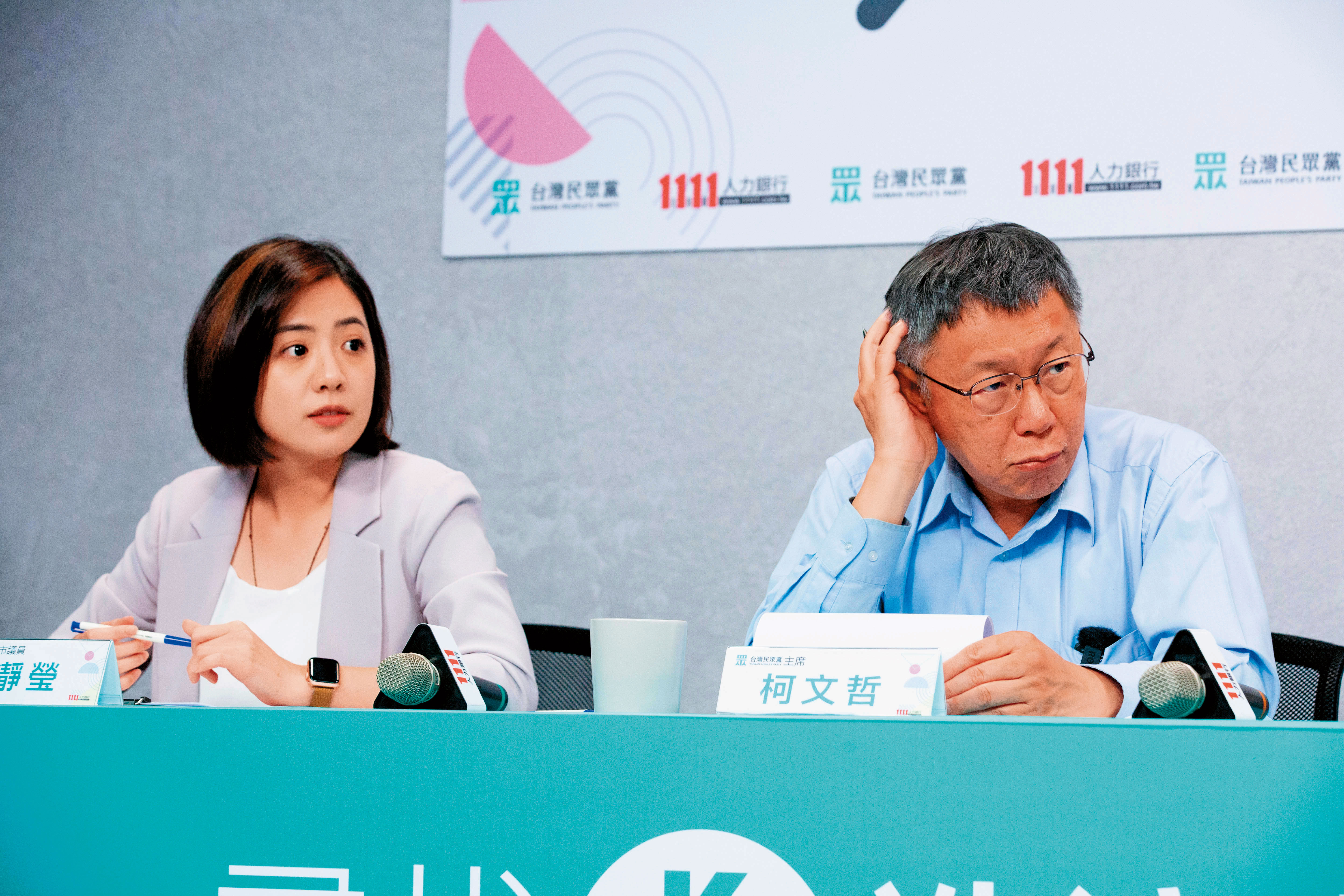 蓓蓓找前台北市長柯文哲（右）的愛將、議員黃瀞瑩（左）協調違建緩拆。