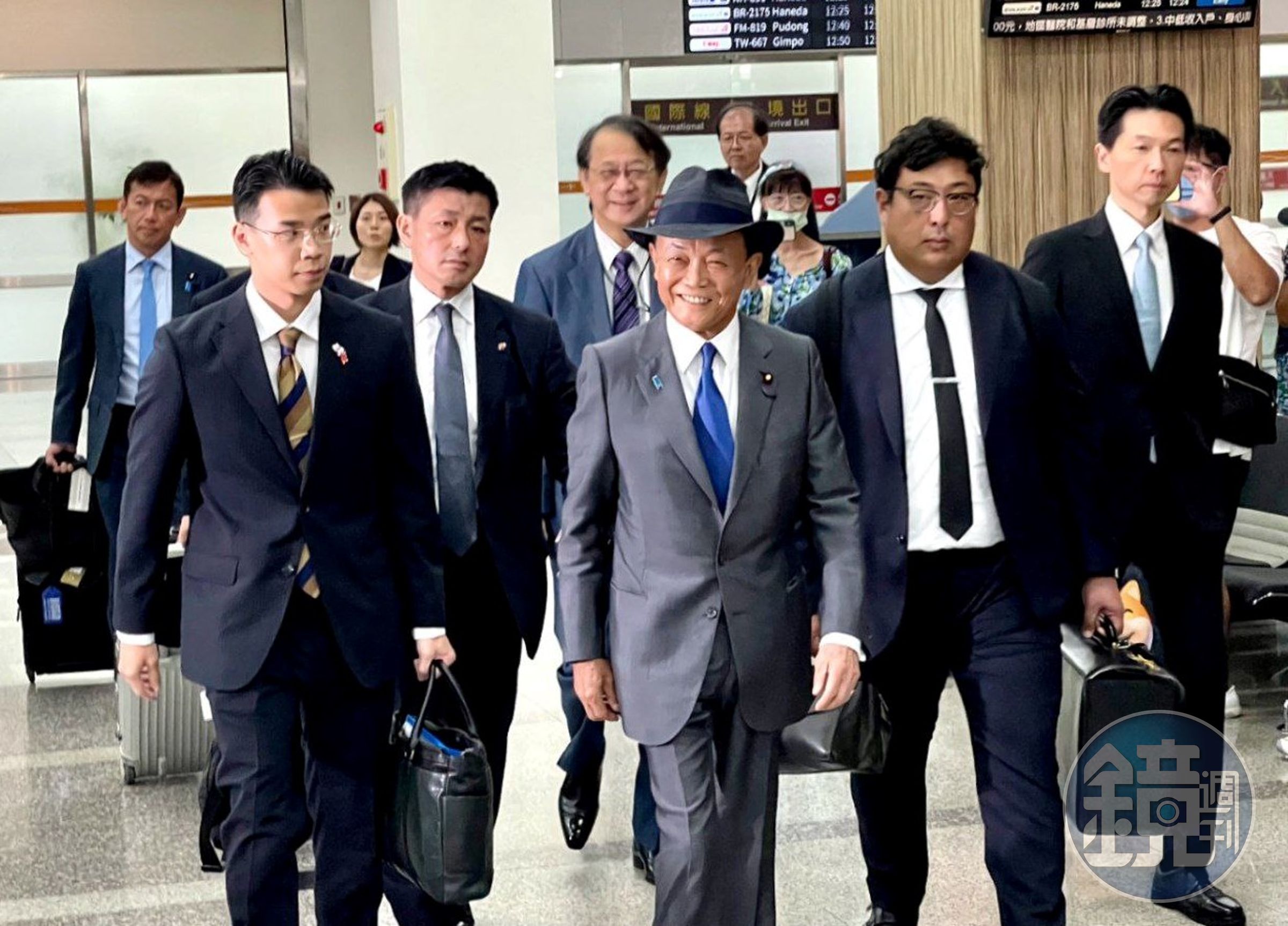 麻生太郎(中)今日抵達台灣。(取自外交部臉書)