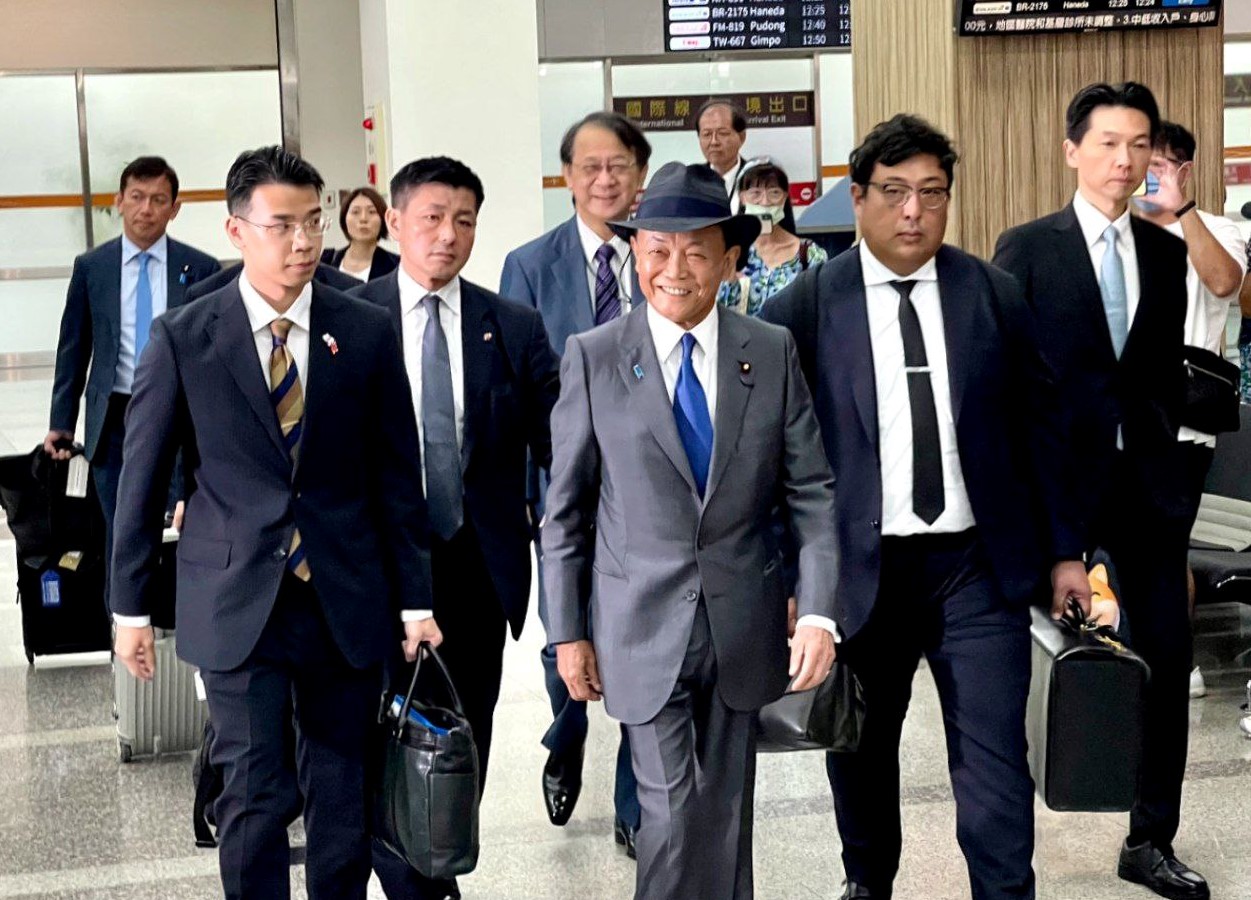 麻生太郎（中）今日抵達台灣。（取自外交部臉書）