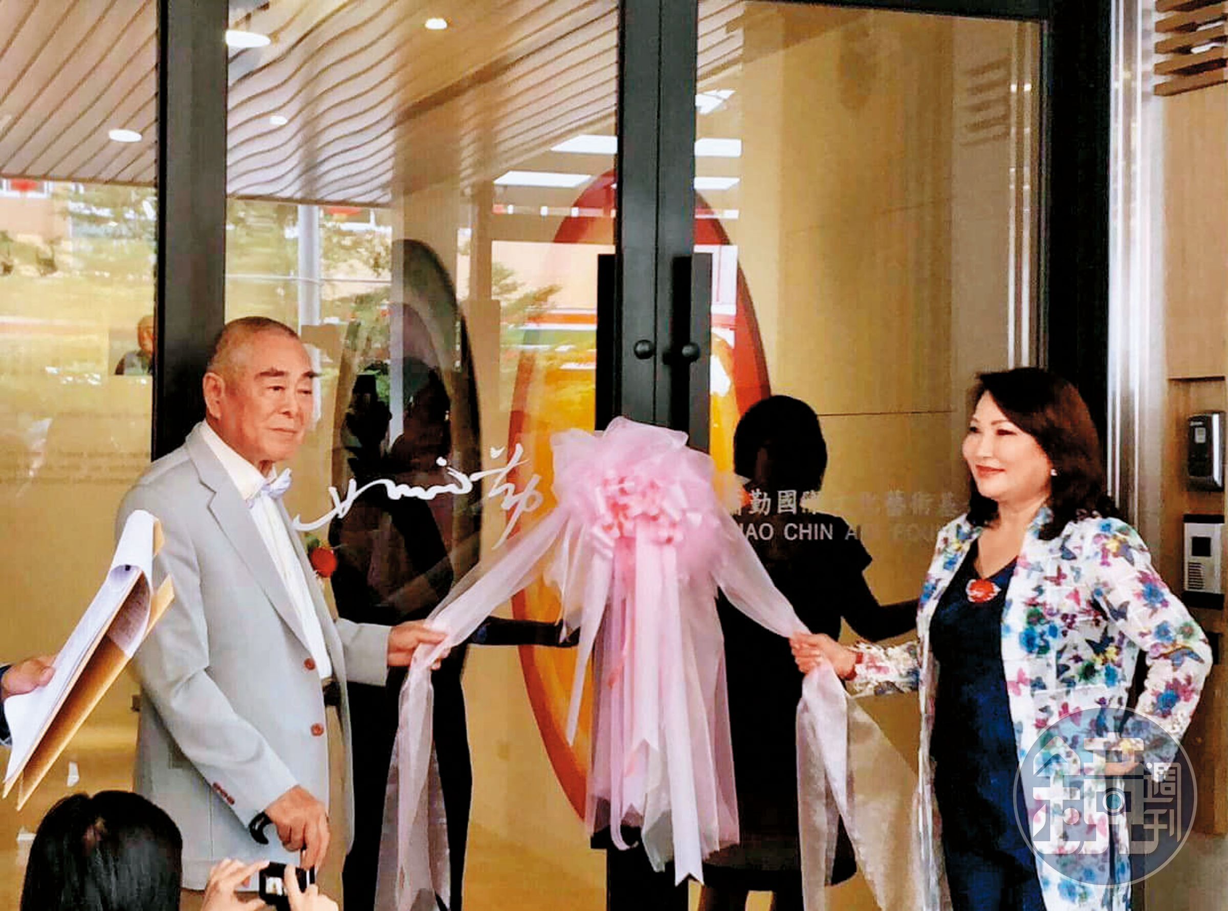 身價逾15億元的蕭勤，生前至澳門美高梅酒店參與自己作品《光之躍動2016》的展出。（翻攝吳素琴臉書）
