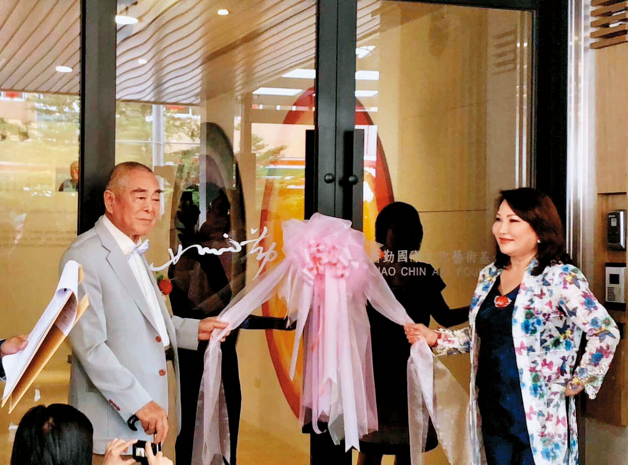 蕭勤（左）定居高雄後，由吳素琴（右）成立基金會處理他的展覽相關事宜。（翻攝吳素琴臉書）