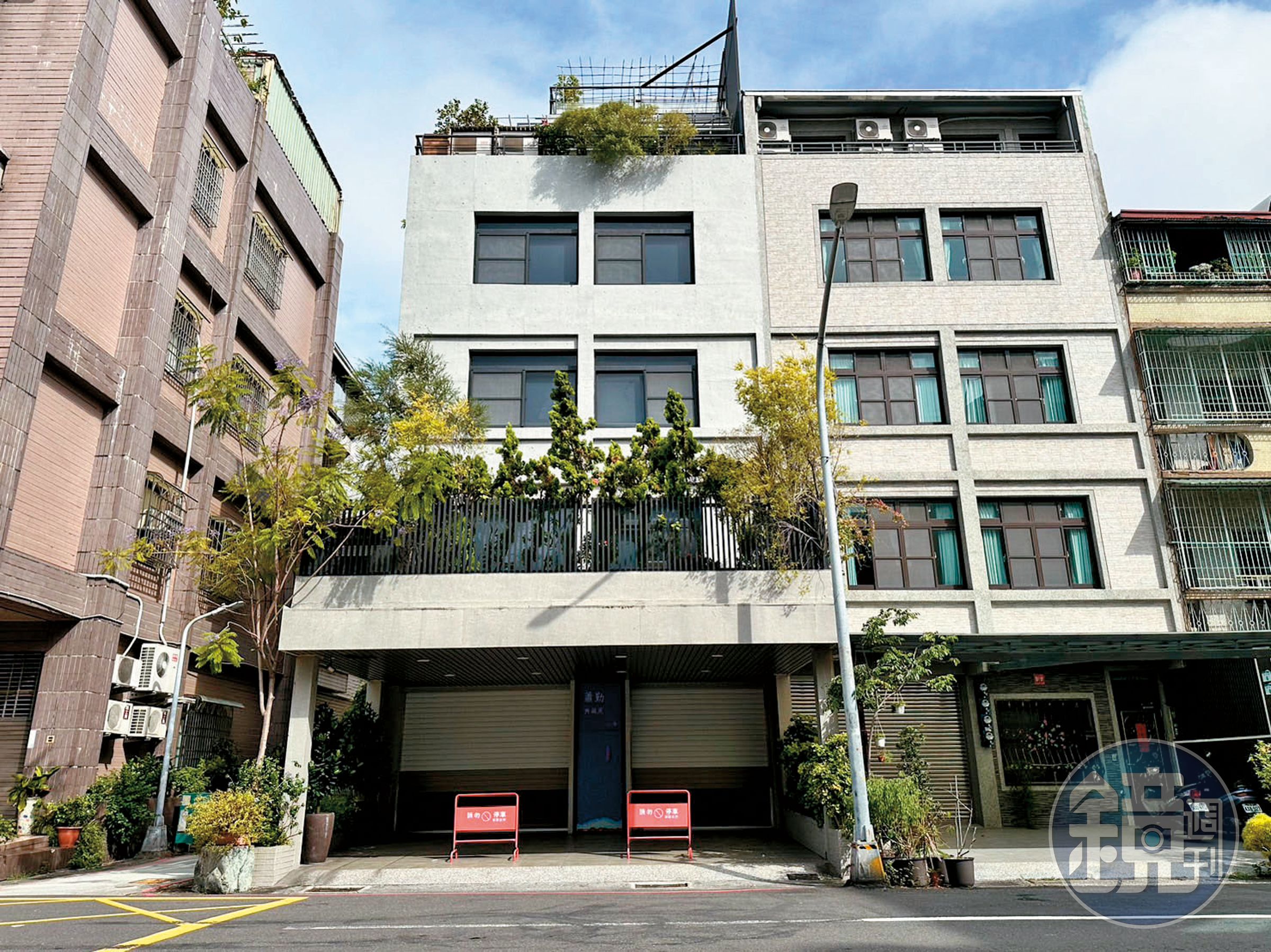 蕭勤國際文化基金會位於高雄鎮海路，2戶連棟占地逾百坪，市值近4千萬元，卻登記在吳素琴個人名下。