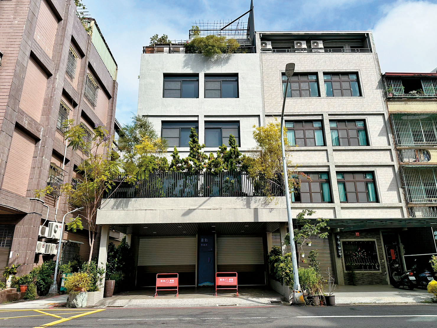 蕭勤國際文化基金會位於高雄鎮海路，2戶連棟占地逾百坪，市值近4千萬元，卻登記在吳素琴個人名下。