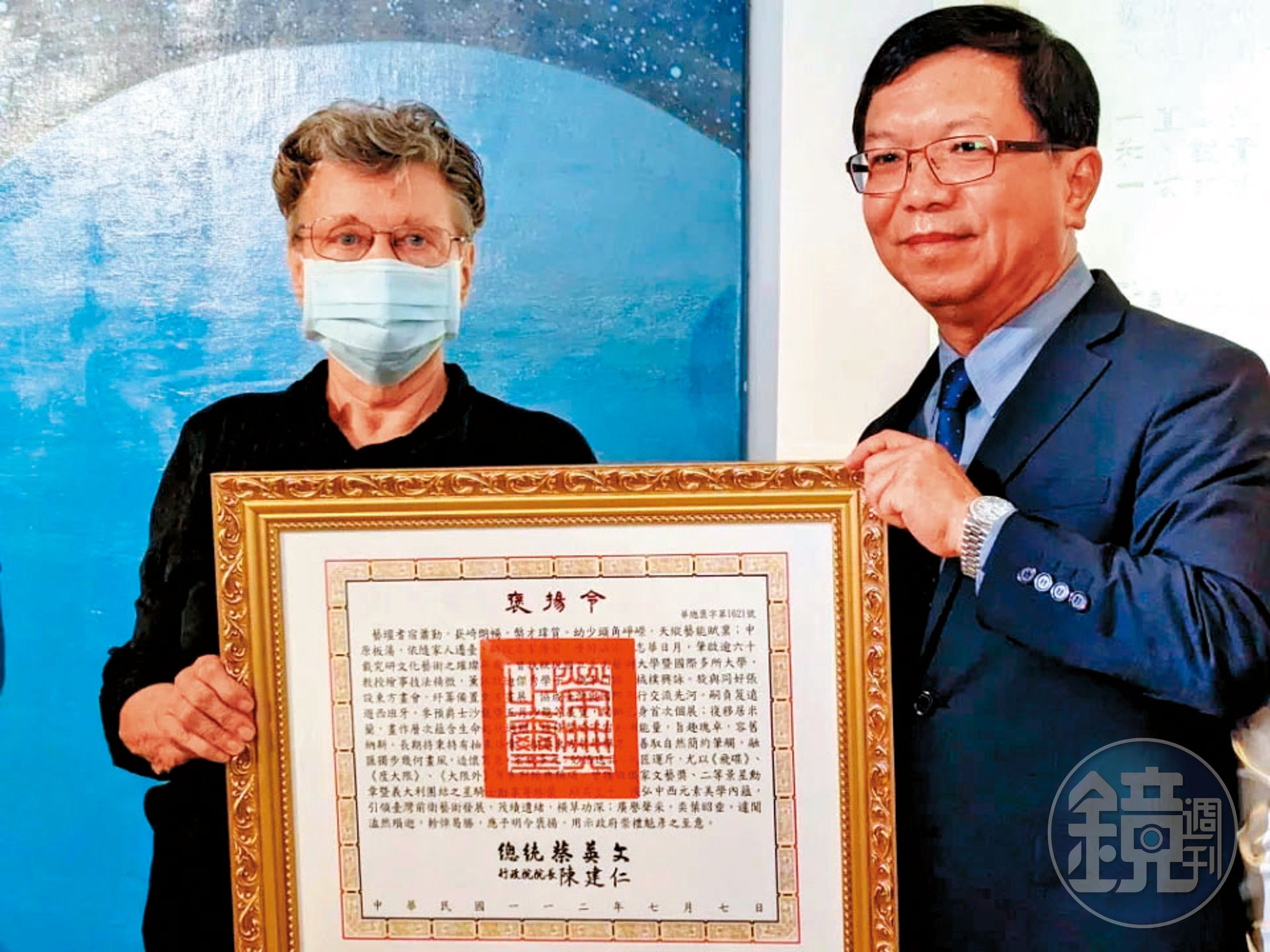 文化部次長李龍權代表總統頒褒揚令給蕭勤，由其遺孀Monica（左）受贈。（文化部提供）