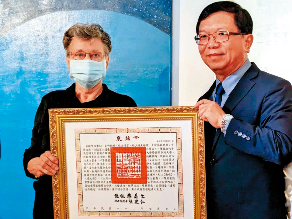 文化部次長李龍權代表總統頒褒揚令給蕭勤,由其遺孀Monica(左)受贈。(文化部提供)