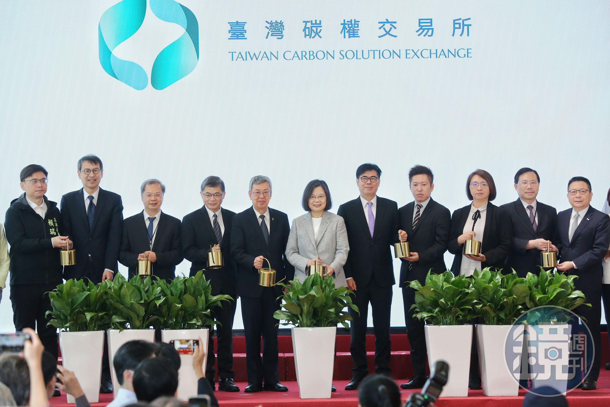 今（7日）台灣碳權交易所於高雄舉行揭牌儀式，包括總統蔡英文、行政院長陳建仁、高雄市長陳其邁、國發會主委龔明鑫以及碳交所董事長林修銘等人，都出席揭牌典禮。